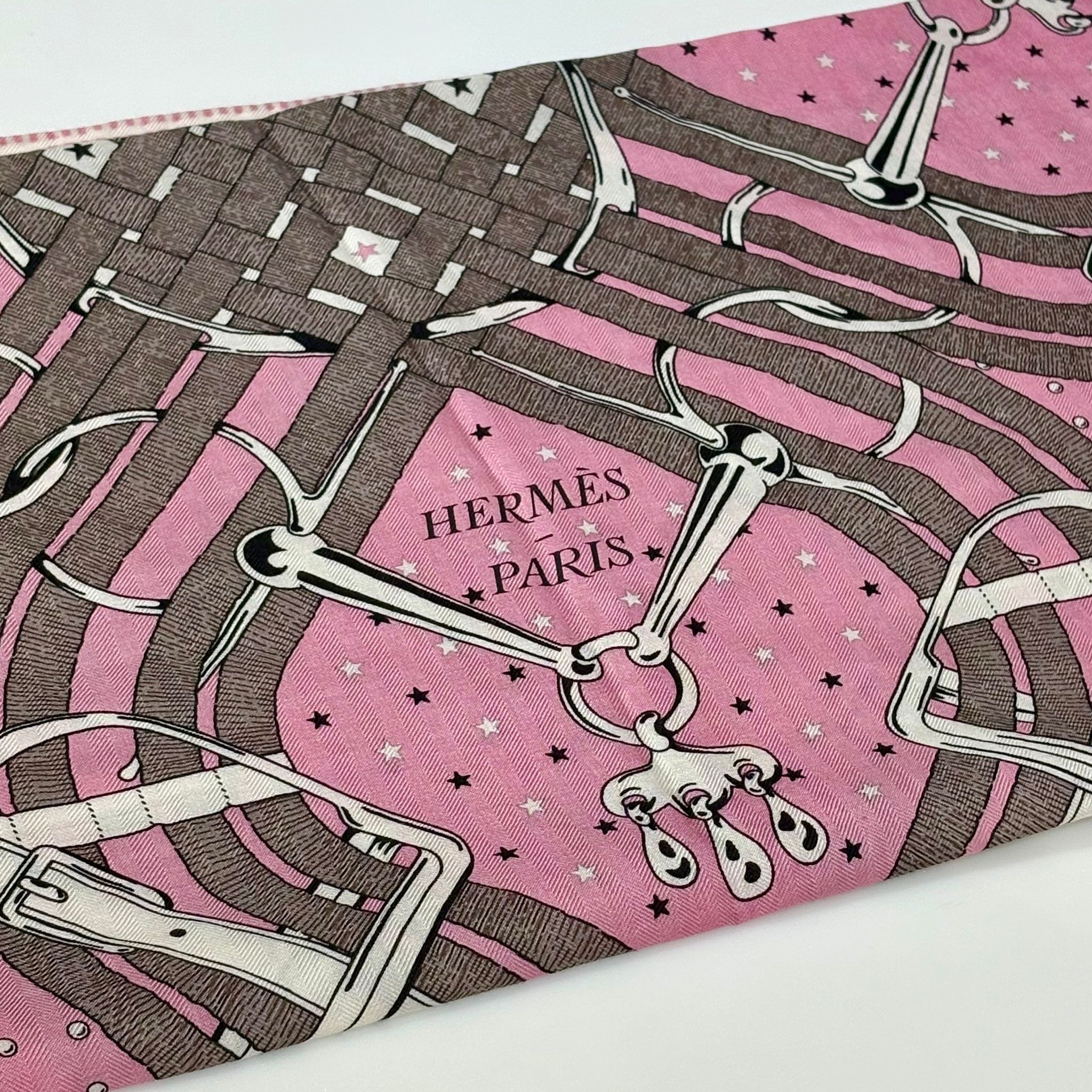 全新HERMES Scarf 140x140cm H244354S 04 Mors à Jouets Bandana 粉色披肩/圍巾 #BRAND NEW #香榭站正品