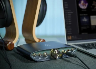 iFi Audio ZEN CAN 3 smile-like formation