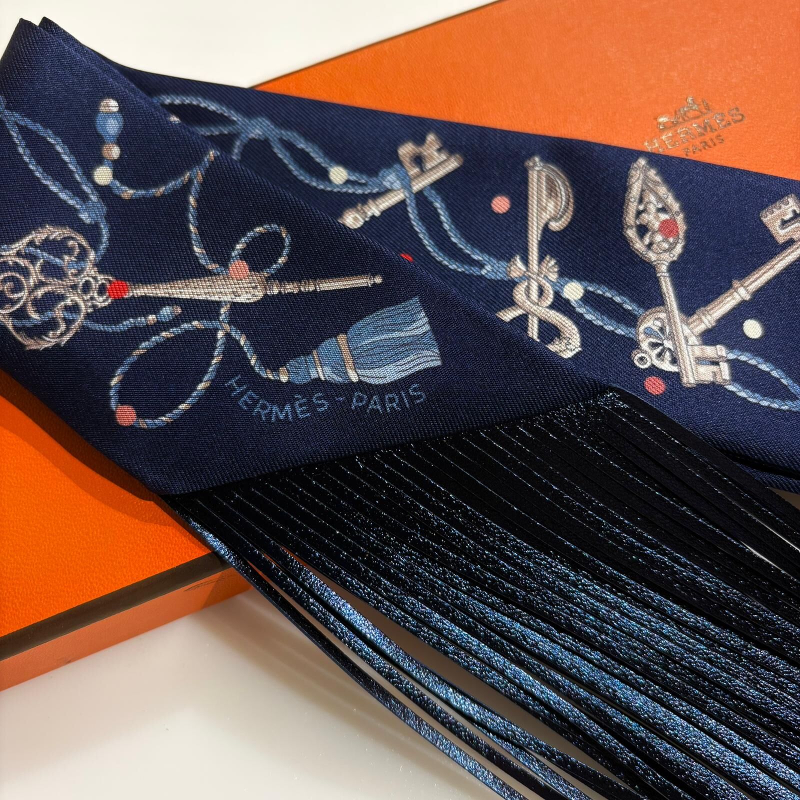 全新HERMES Twilly leather fringes H853871S 16 真皮流蘇 絲巾 藍色 #BRAND NEW #香榭站正品