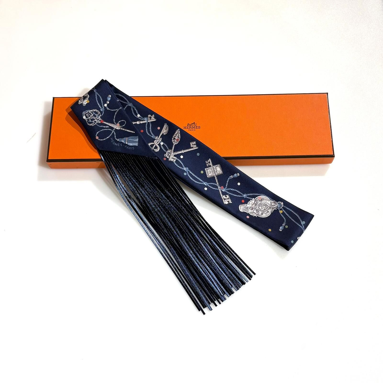全新HERMES Twilly leather fringes H853871S 16 真皮流蘇 絲巾 藍色 #BRAND NEW #香榭站正品