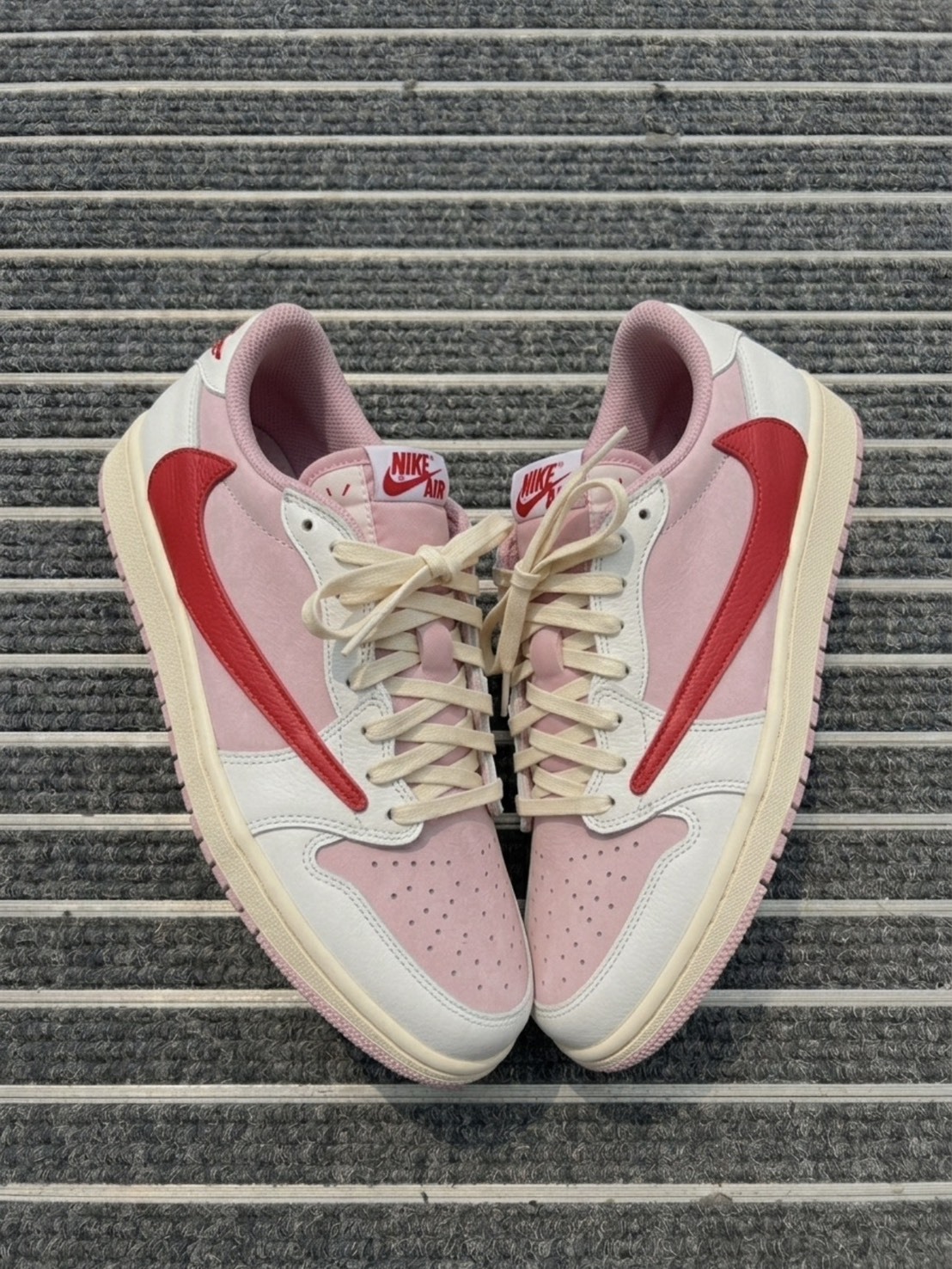 Travis Scott x Nike Air Jordan 1 Low OG "Sail Tropical Pink" 粉底紅勾 粉倒鉤 IQ7604101