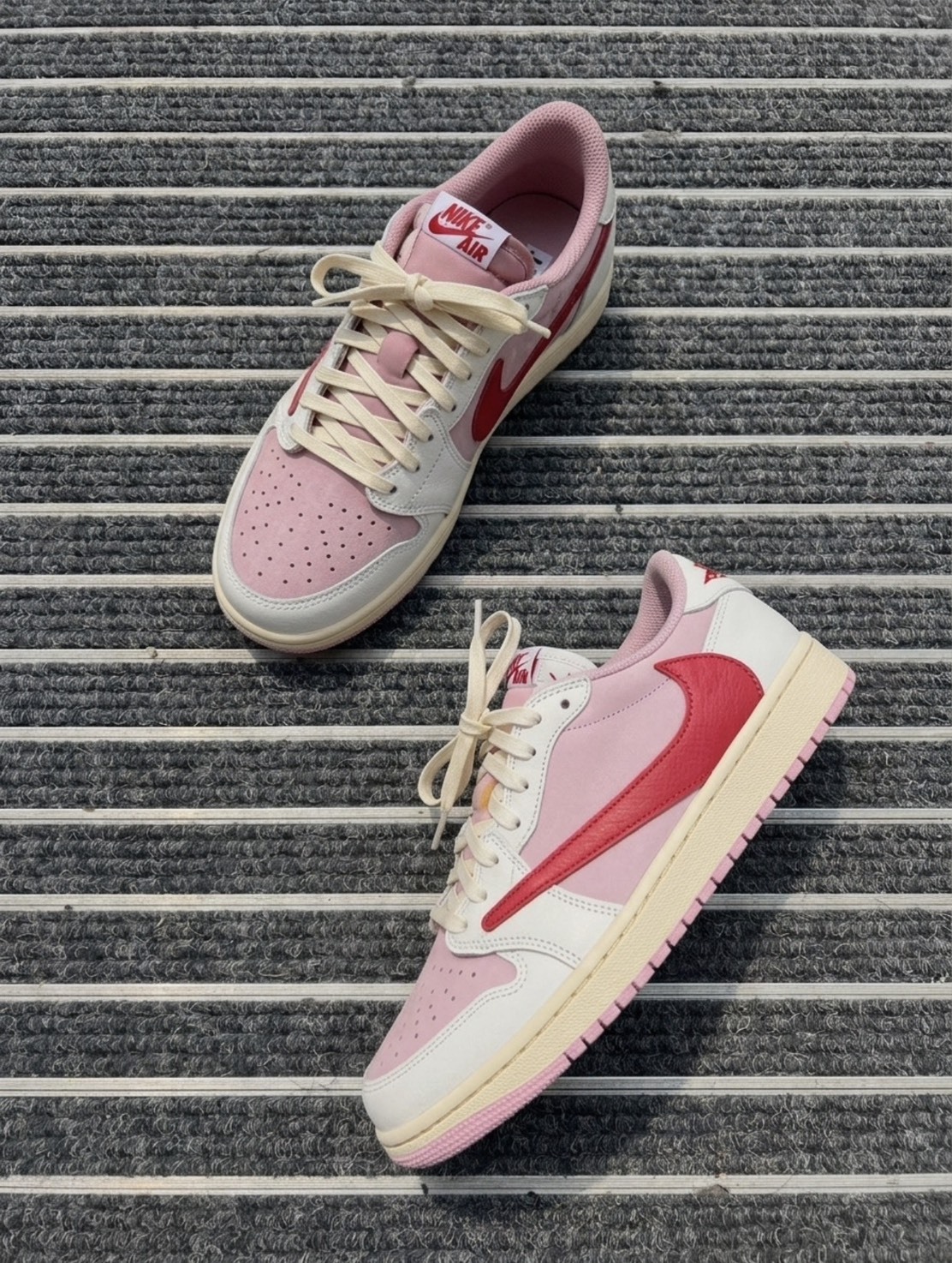 Travis Scott x Nike Air Jordan 1 Low OG "Sail Tropical Pink" 粉底紅勾 粉倒鉤 IQ7604101