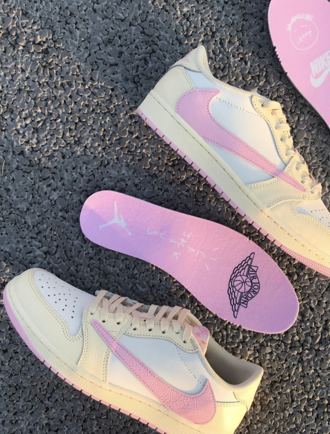 Travis Scott x Nike Air Jordan 1 Low OG  "Muslin Pink" 奶底粉勾 粉倒鉤 IQ7604100
