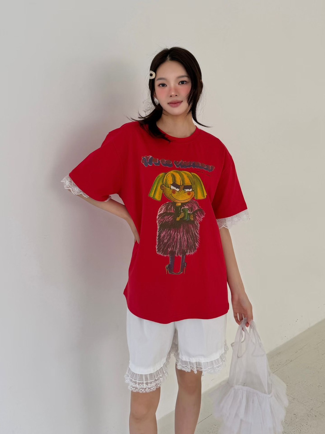 金髮女孩蕾絲袖長版T