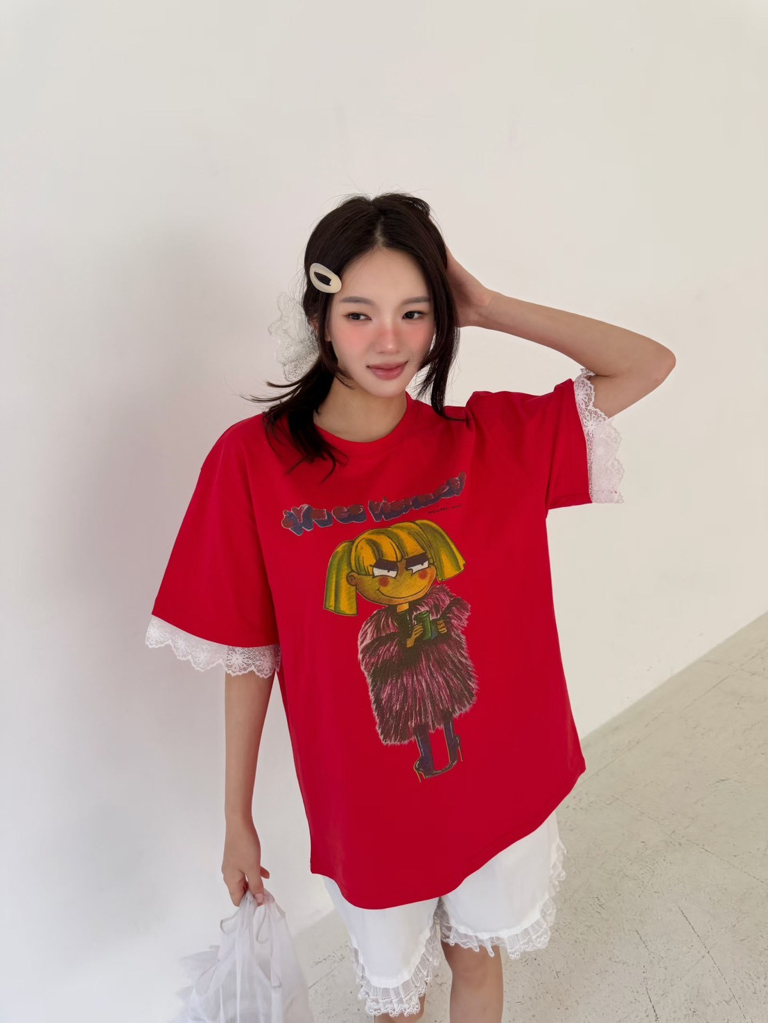 金髮女孩蕾絲袖長版T