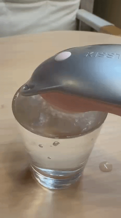 kisstoy迷路震蛋吸啜款在水裡形成強大水波，展示其快感力量