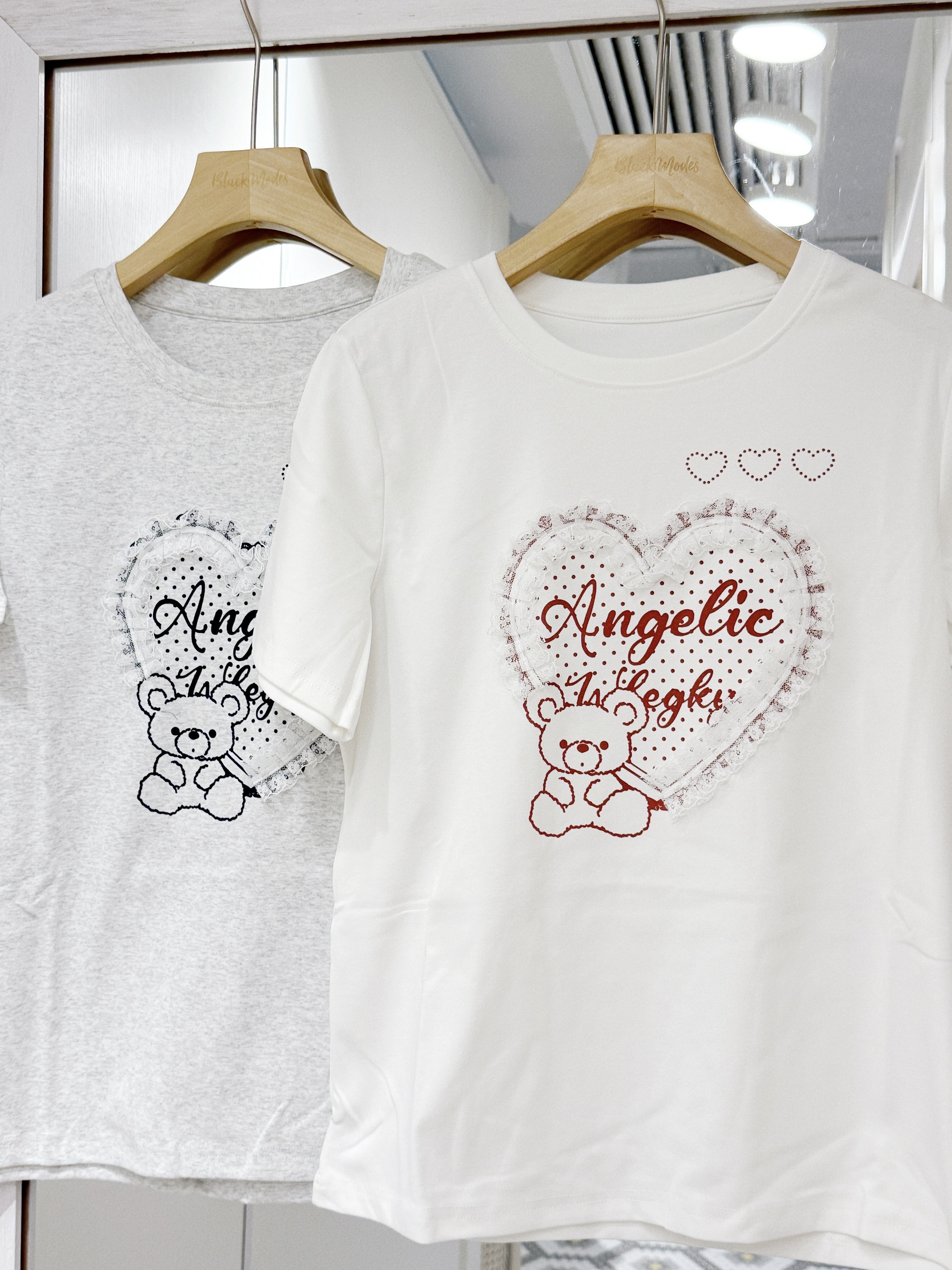 T1522｜日系精緻愛心拼布蕾絲花邊Angelic字母小熊TEE