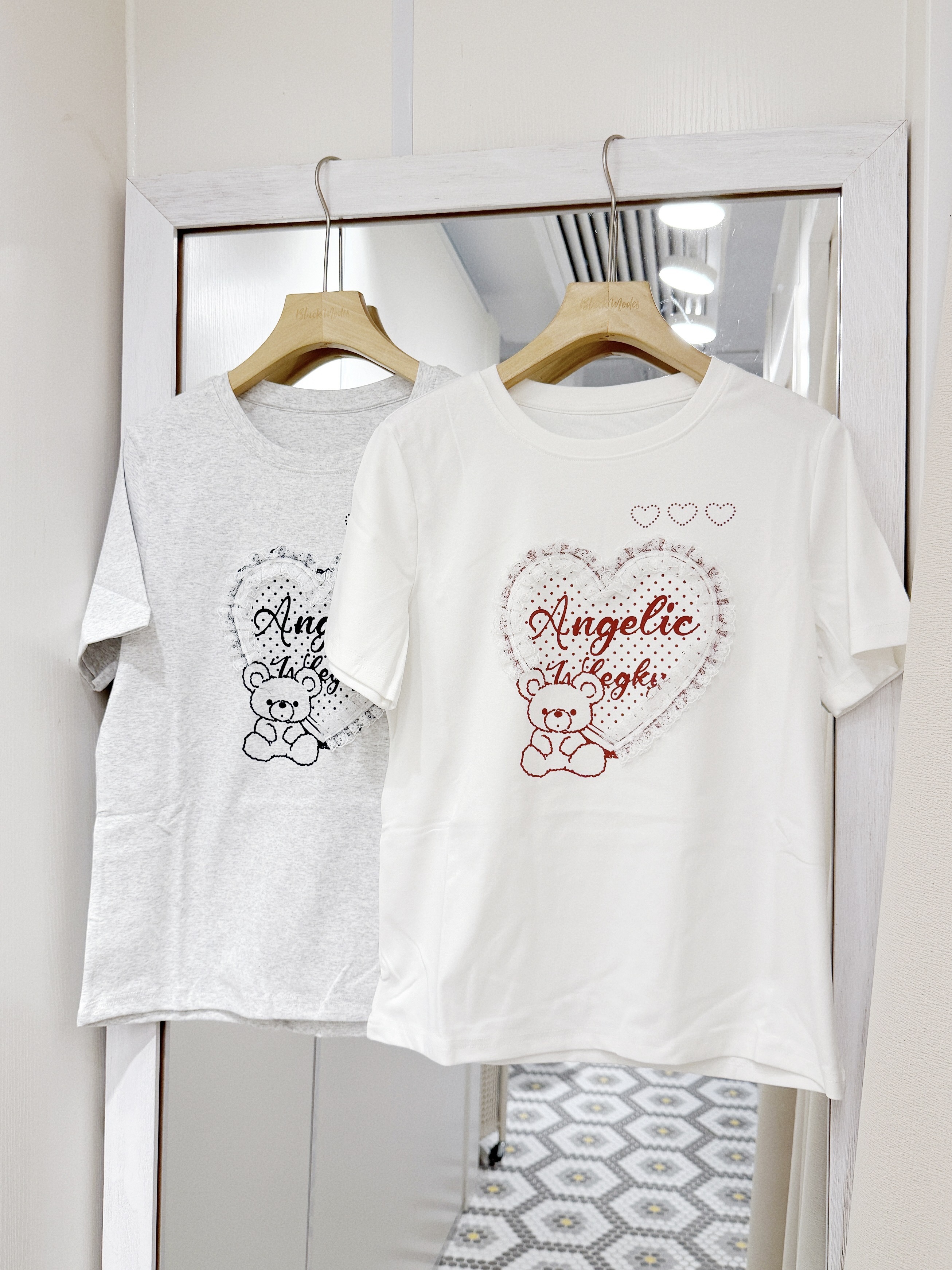 T1522｜日系精緻愛心拼布蕾絲花邊Angelic字母小熊TEE