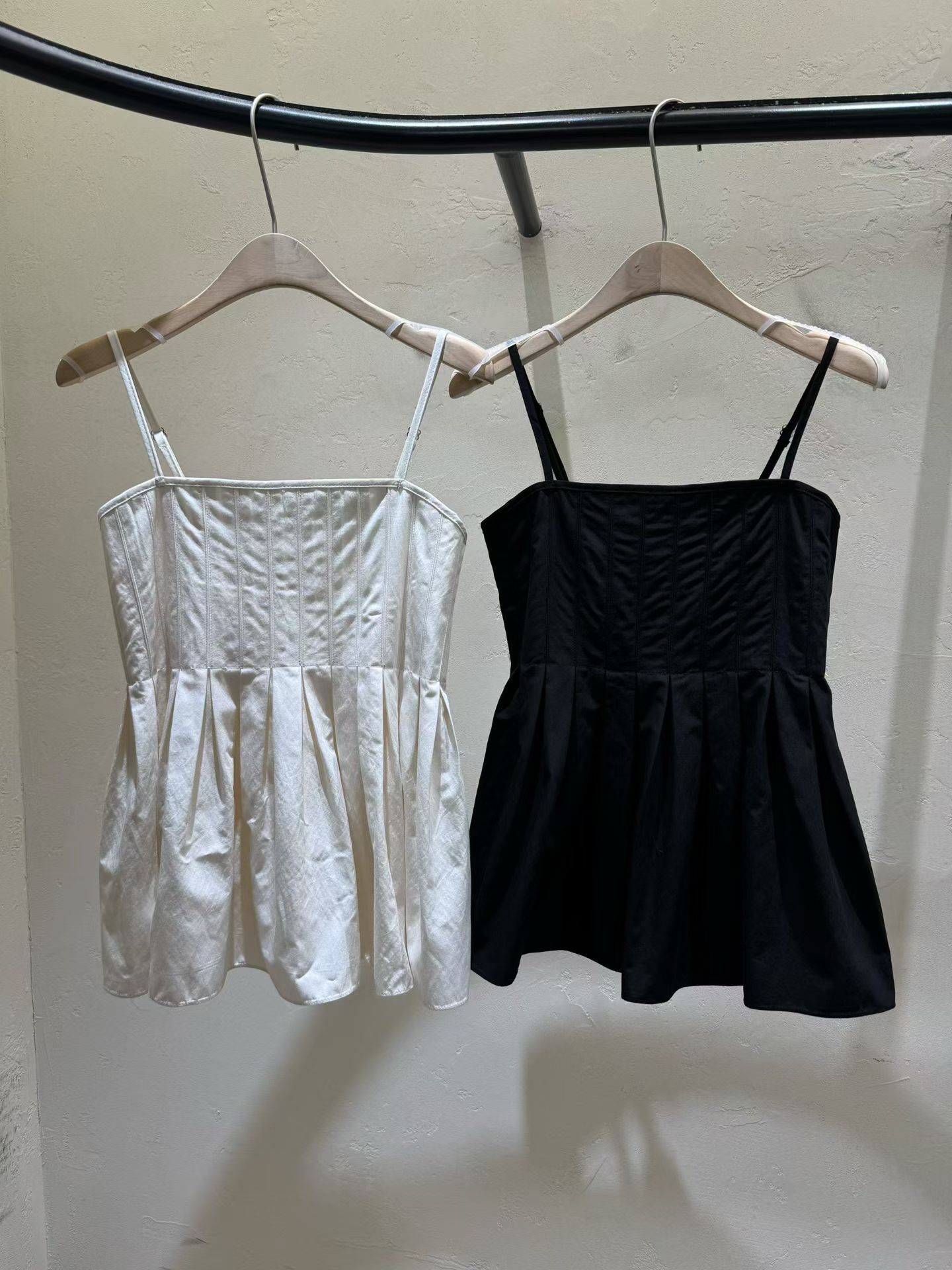 WJ6215 百褶魚骨裙擺細肩吊帶