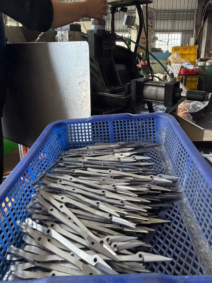 工人操作沖壓機