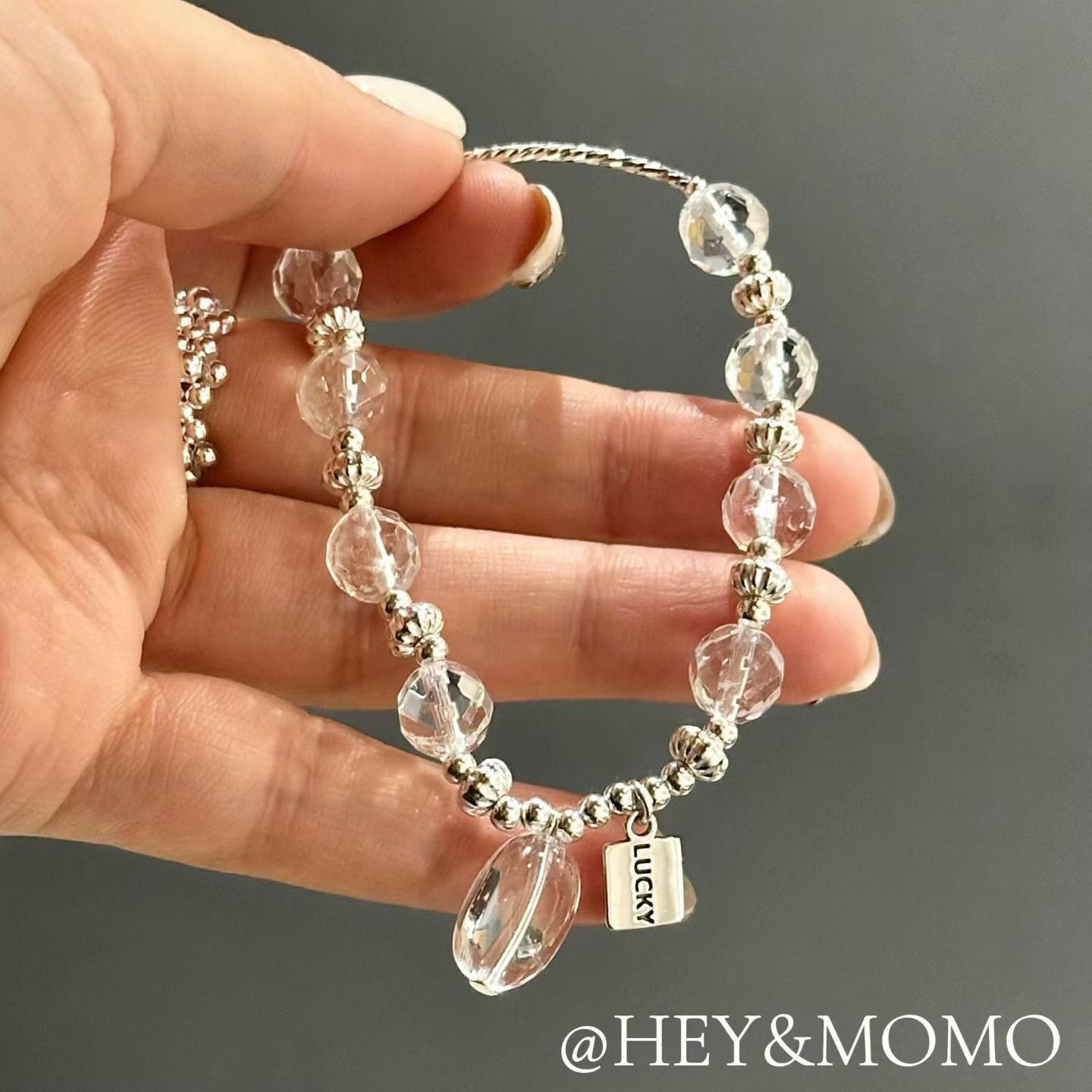 HM6209 ⚪️925 銀 白水晶設計幸運吊牌不規則彈力繩手鍊