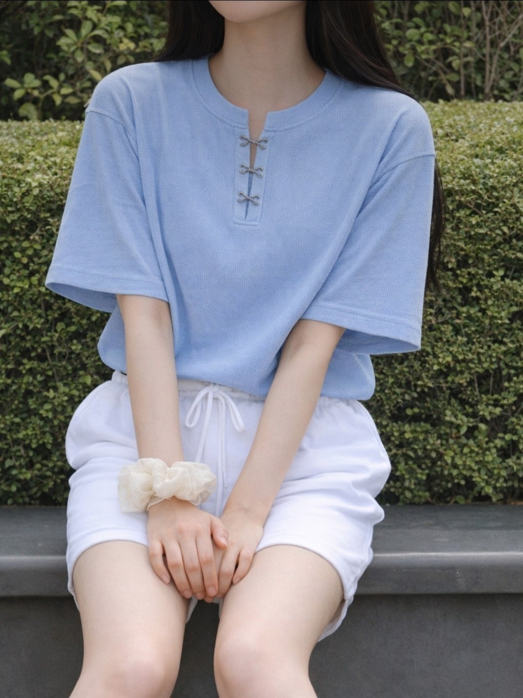 Hook and loop Henley collar short-sleeved T-shirt