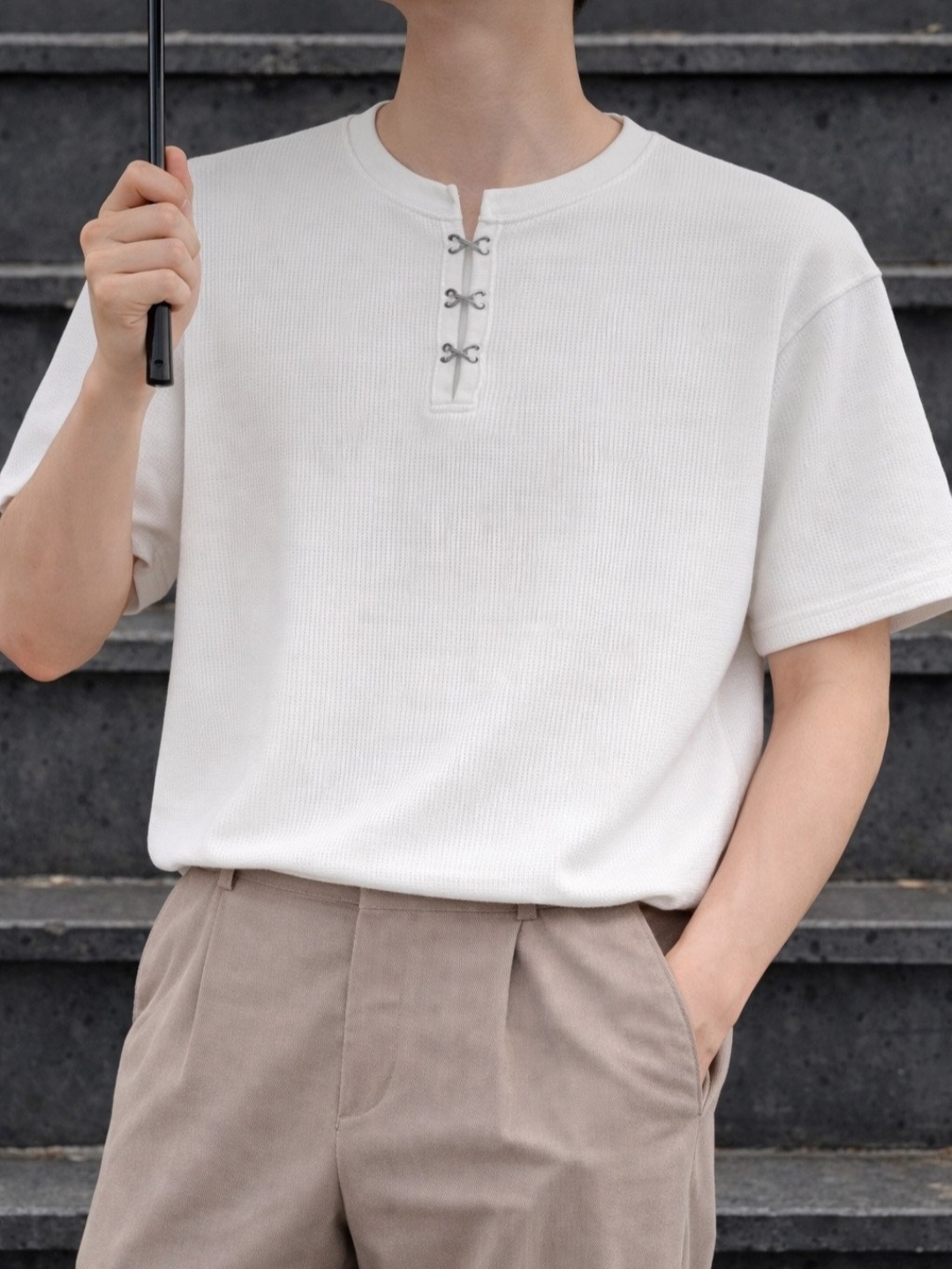 Hook and loop Henley collar short-sleeved T-shirt