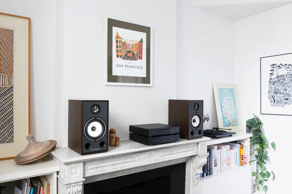 Triangle HiFi 師傅在蘇瓦松工坊手工組裝喇叭
