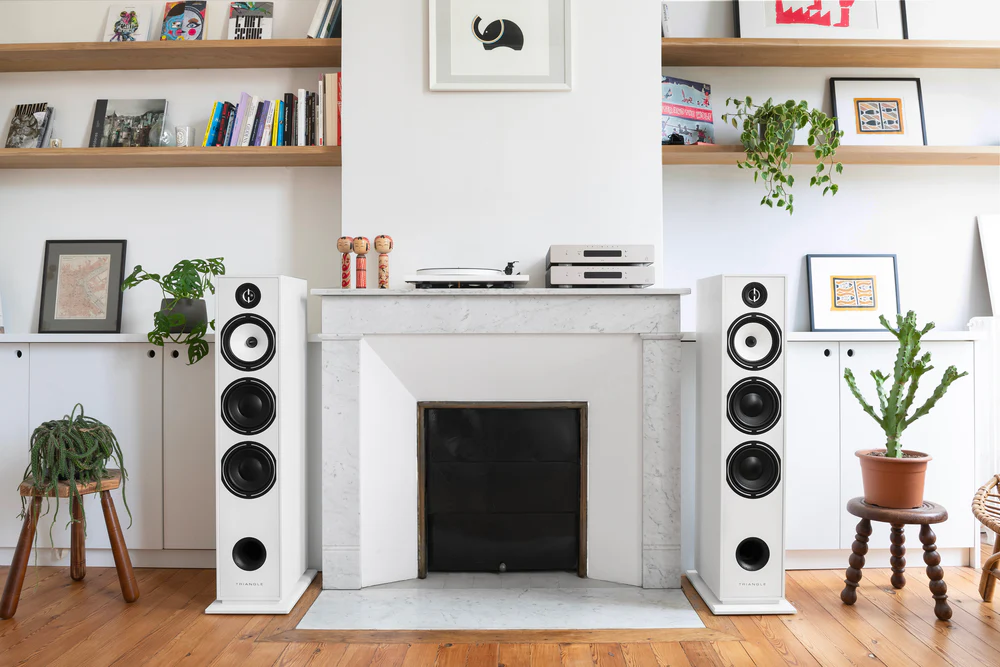 Triangle HiFi 師傅在蘇瓦松工坊手工組裝喇叭