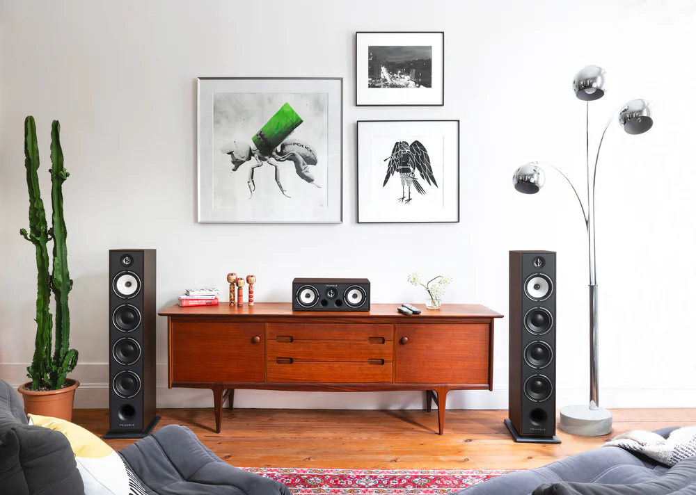 Triangle HiFi 師傅在蘇瓦松工坊手工組裝喇叭