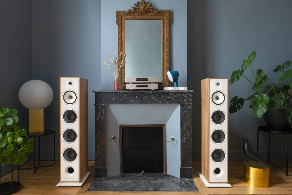 Triangle HiFi 師傅在蘇瓦松工坊手工組裝喇叭