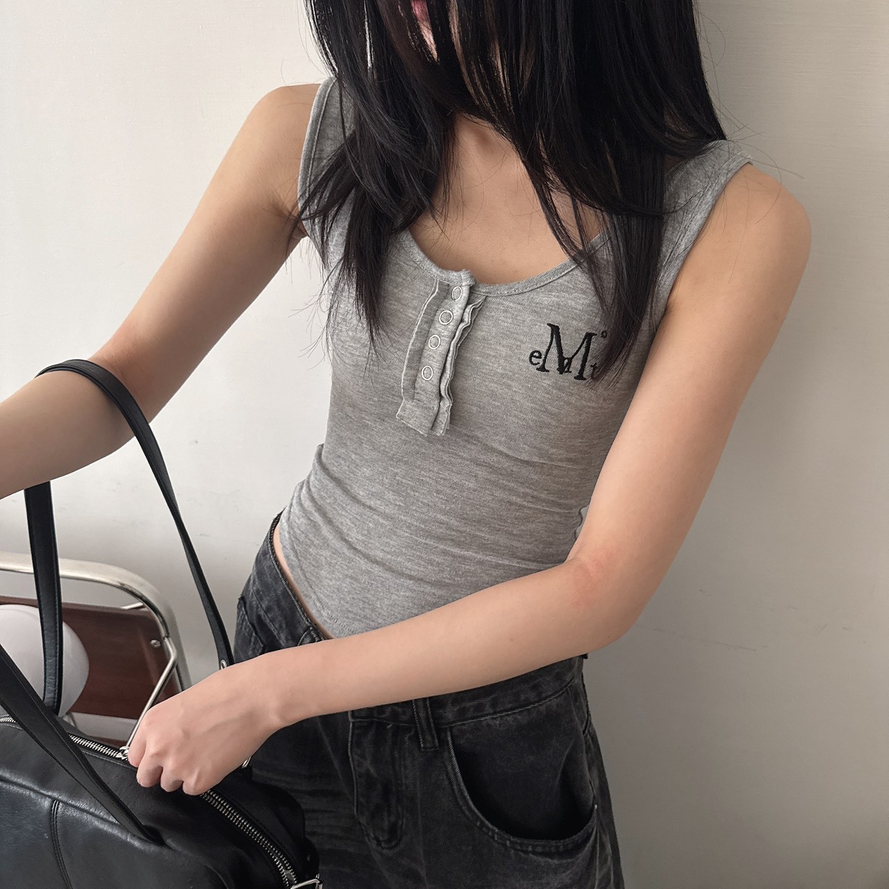 （現貨）韓牌  MUCENT HARING 鈕扣設計 U領 背心 P00000XO