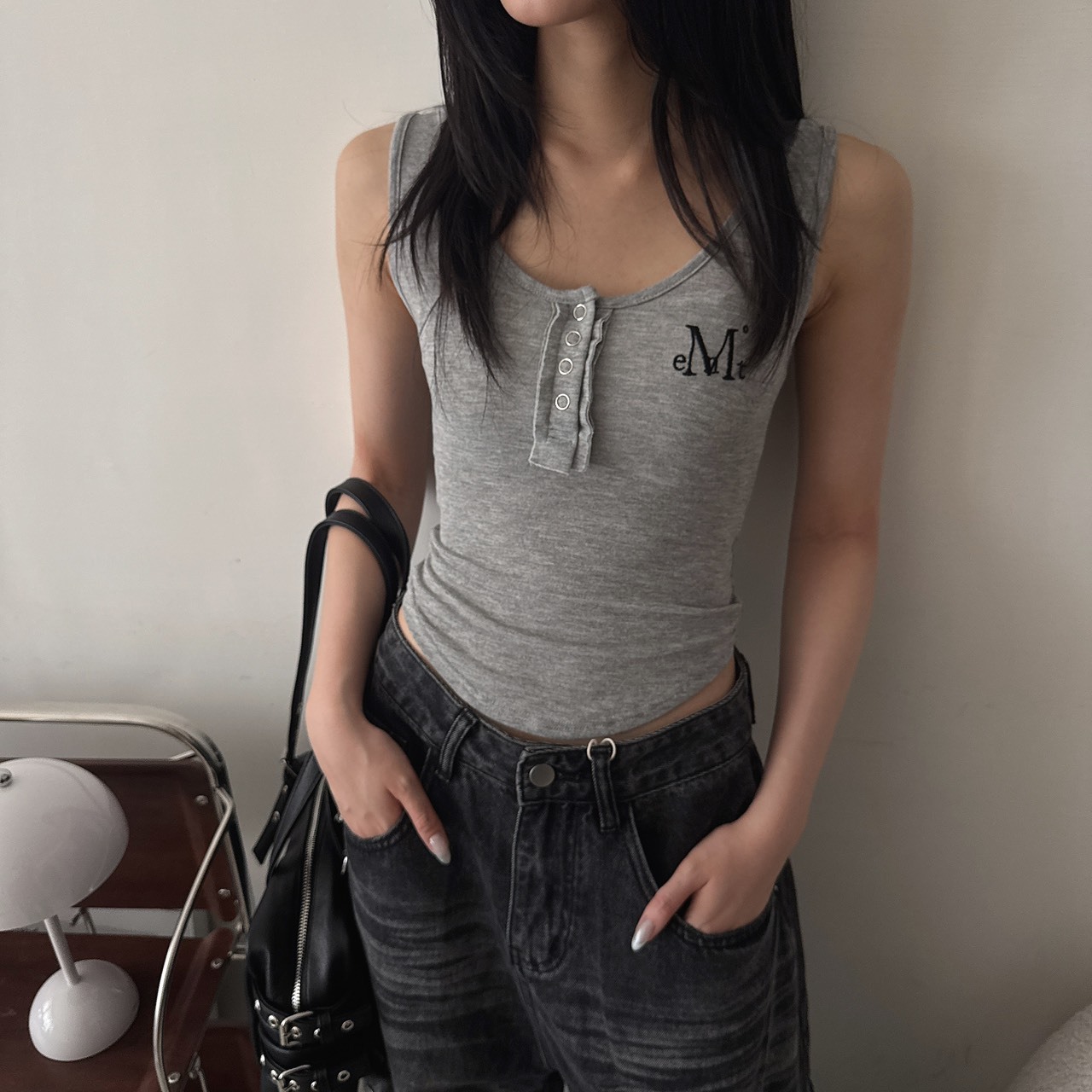 （現貨）韓牌  MUCENT HARING 鈕扣設計 U領 背心 P00000XO