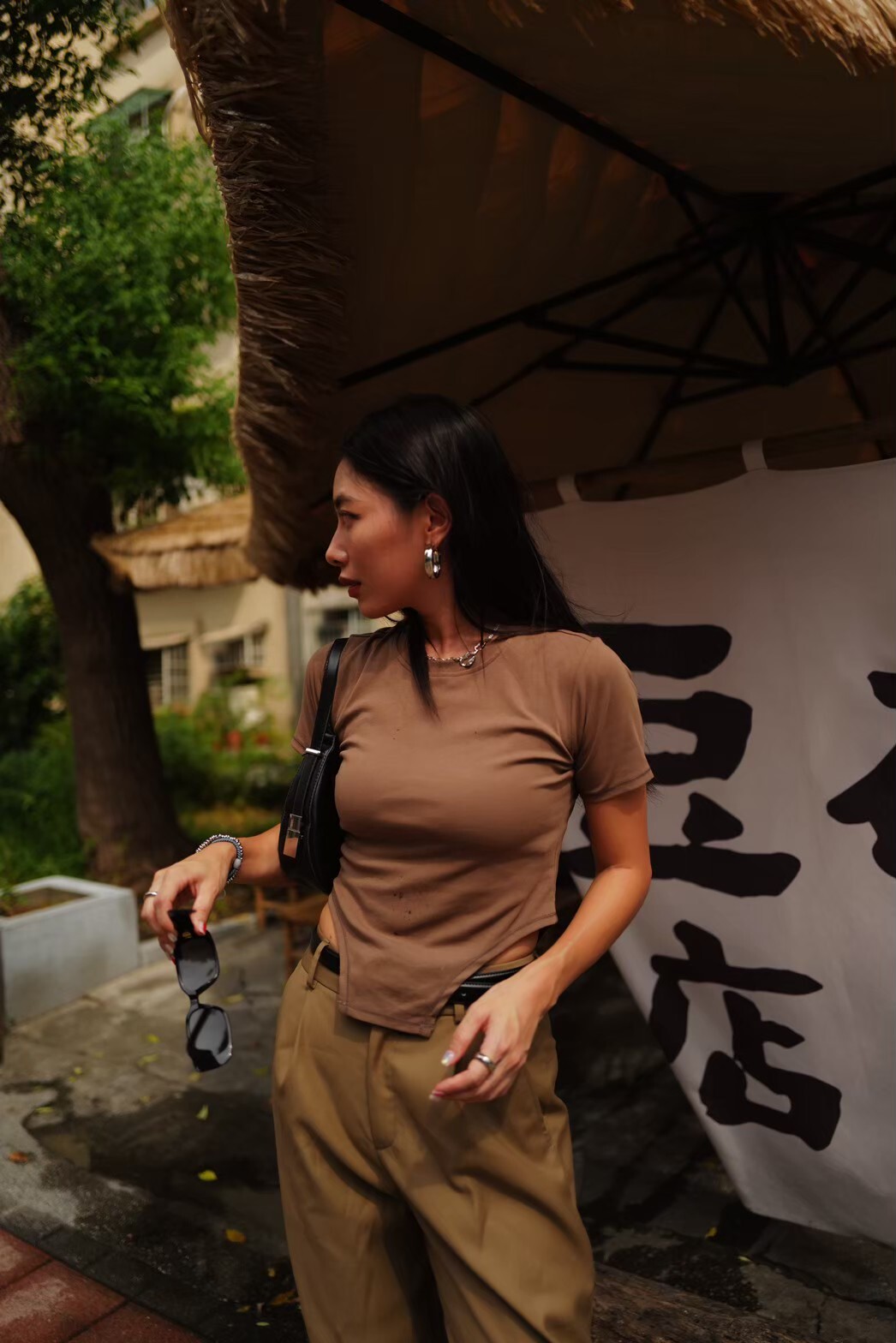 下擺設計上衣（白/黑/藍/咖）