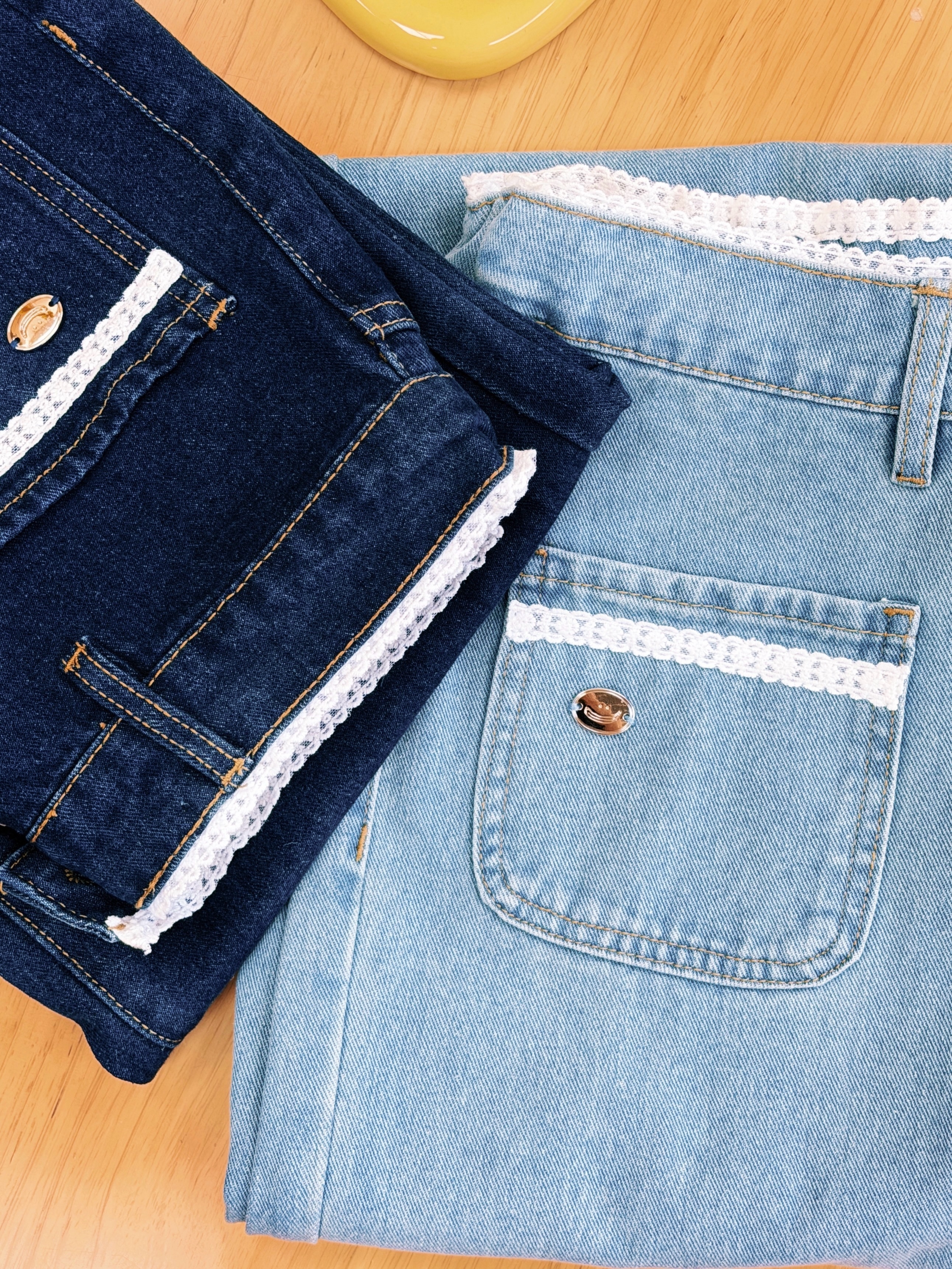 兩色 / 法式蕾絲仿貼袋牛仔長褲 / Lace-Trim Faux Pocket Straight Jeans