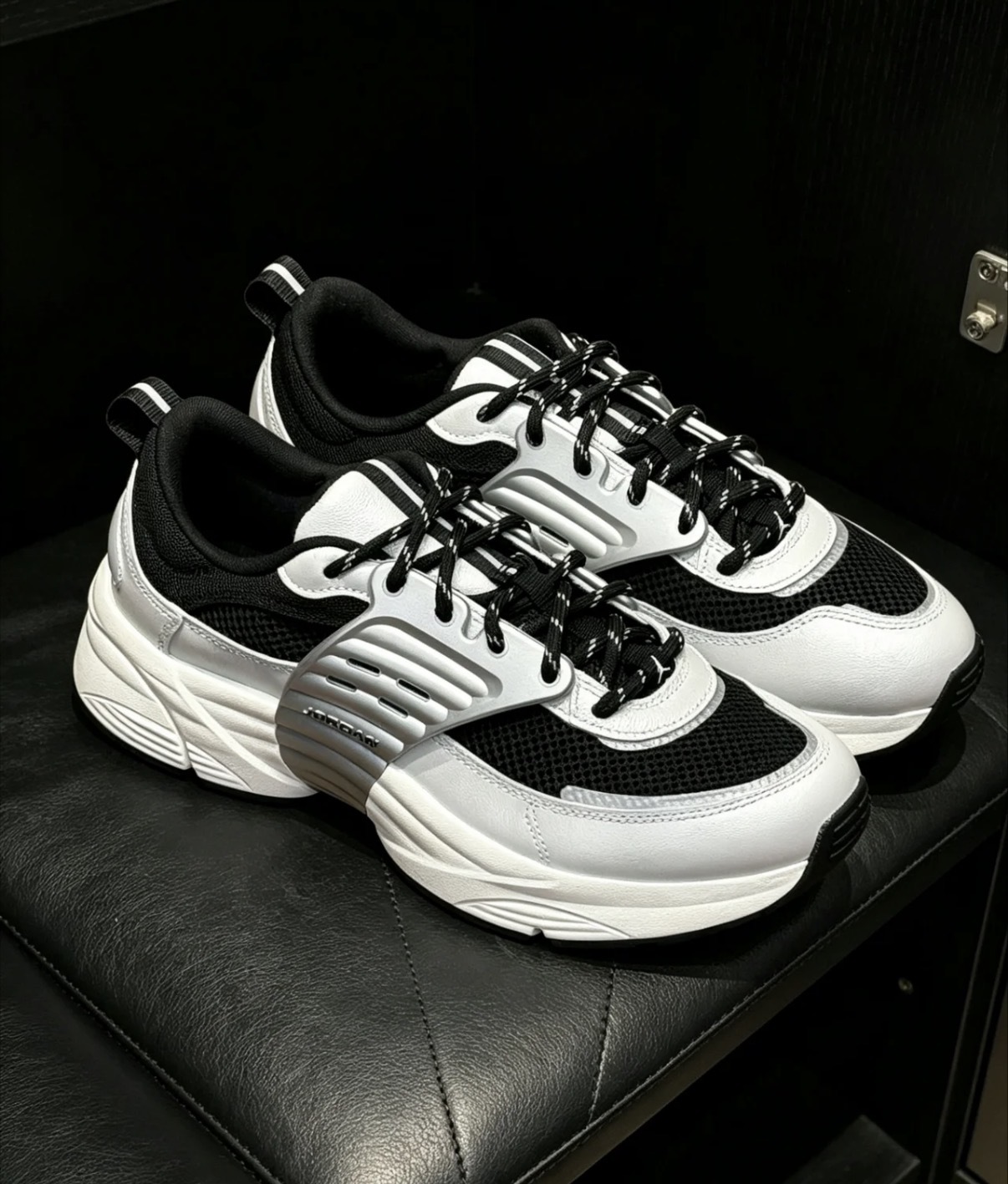 男鞋 NIKE JORDAN TRUNNER O/S 銀黑白 網眼 麂皮 回彈 支撐 運動鞋【IB3722-010】