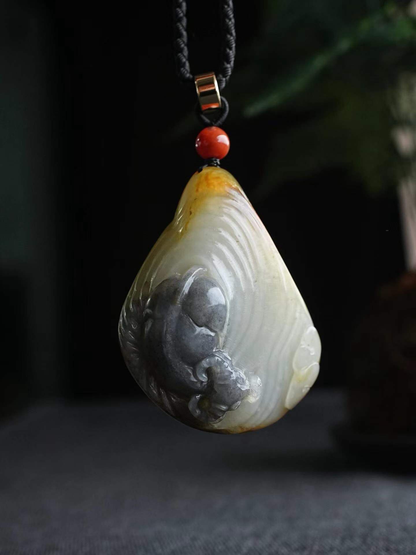 524430 和田玉青花籽料特色原皮“牛轉乾坤”掛件