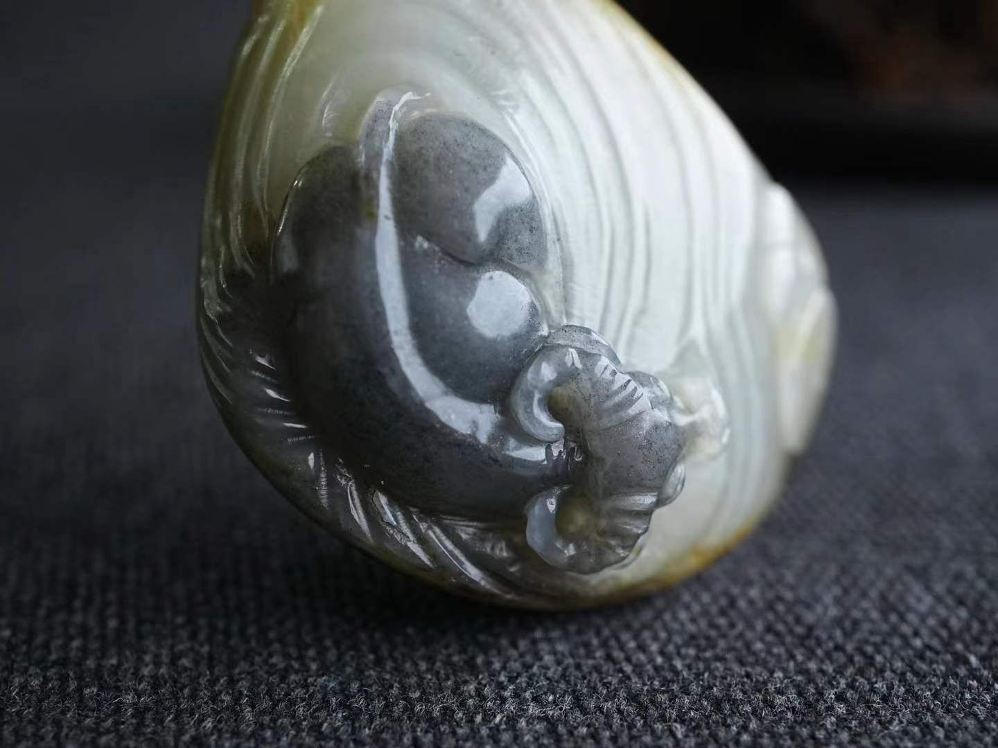 524430 和田玉青花籽料特色原皮“牛轉乾坤”掛件