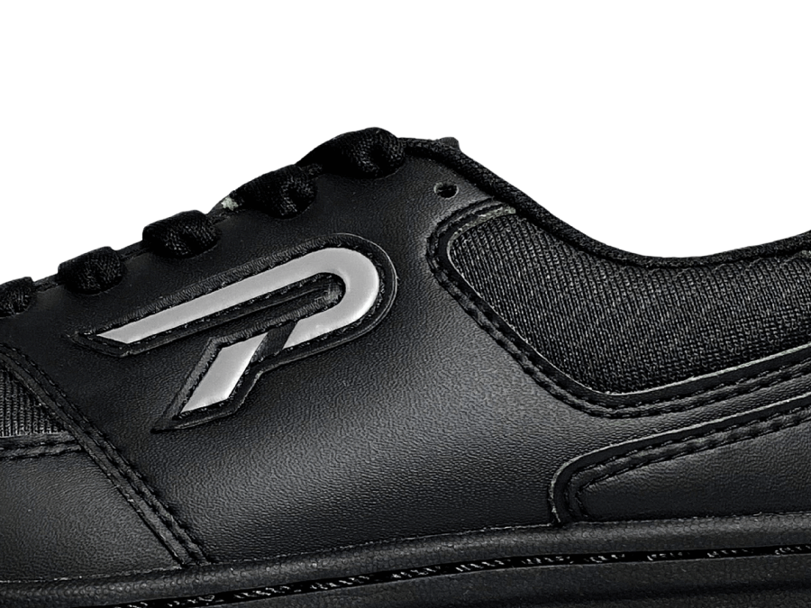 PATRONI 鬆板鞋 SF2326BLK 安全鞋細節特寫，展示質感黑色超纖皮革、銀色品牌標誌與手工車縫鞋底線條