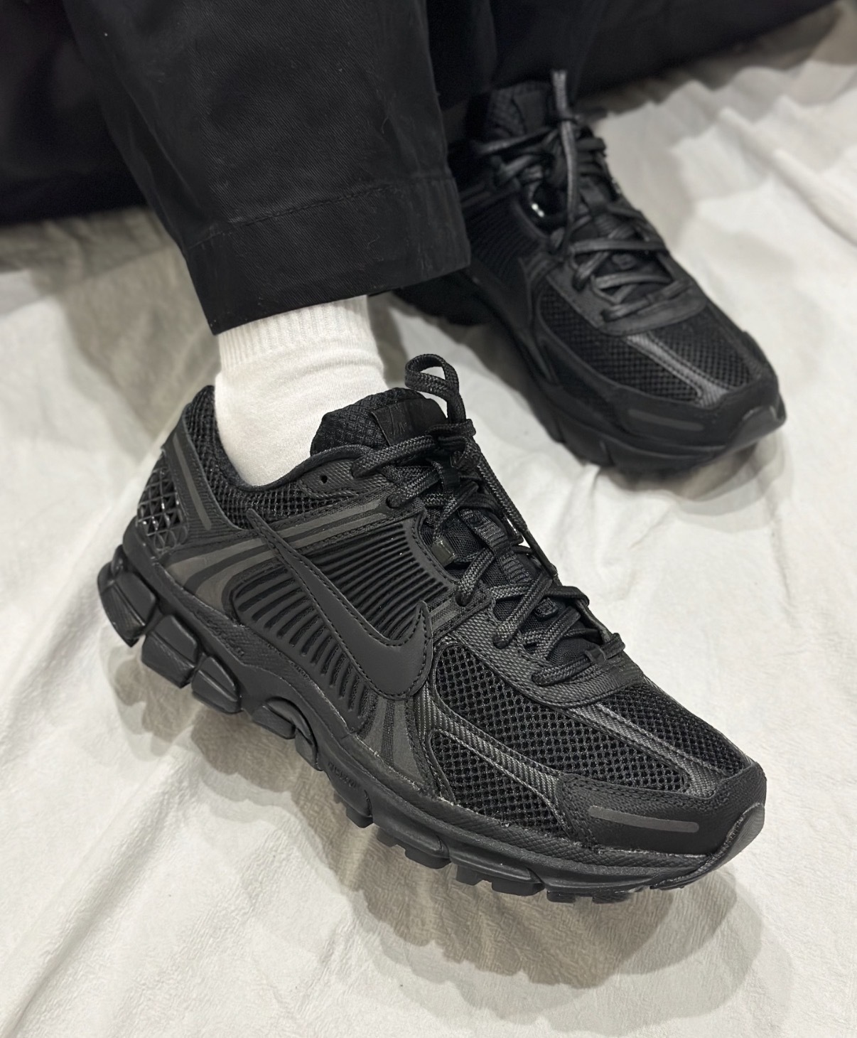 男鞋 NIKE ZOOM VOMERO 5 SE 碳黑灰 麂皮 復古 支撐力 運動 休閒鞋【IH8039-002】VMO5