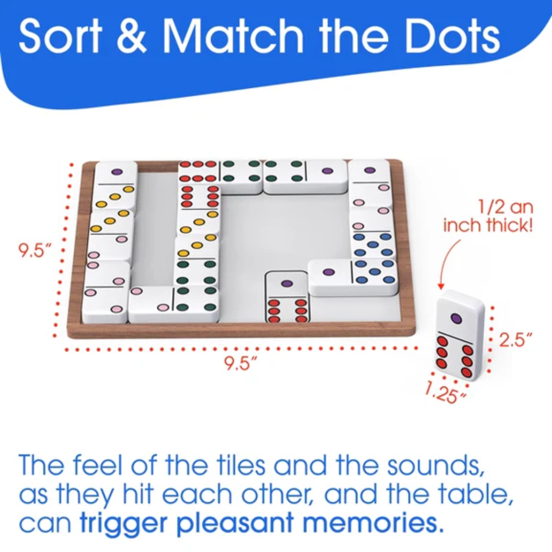 畫面上方印有「Sort & Match the Dots」。9.5英寸的方形木框內，擺放著多塊帶有彩色圓點的白色骨牌。圖中標示單塊骨牌尺寸為2.5乘1.25英寸，厚度達半英寸。底部文字說明骨牌的觸感與碰撞聲能喚起愉快記憶。這款長者認知玩具設計厚實，能提供感官刺激，是極佳的長者活動推介。