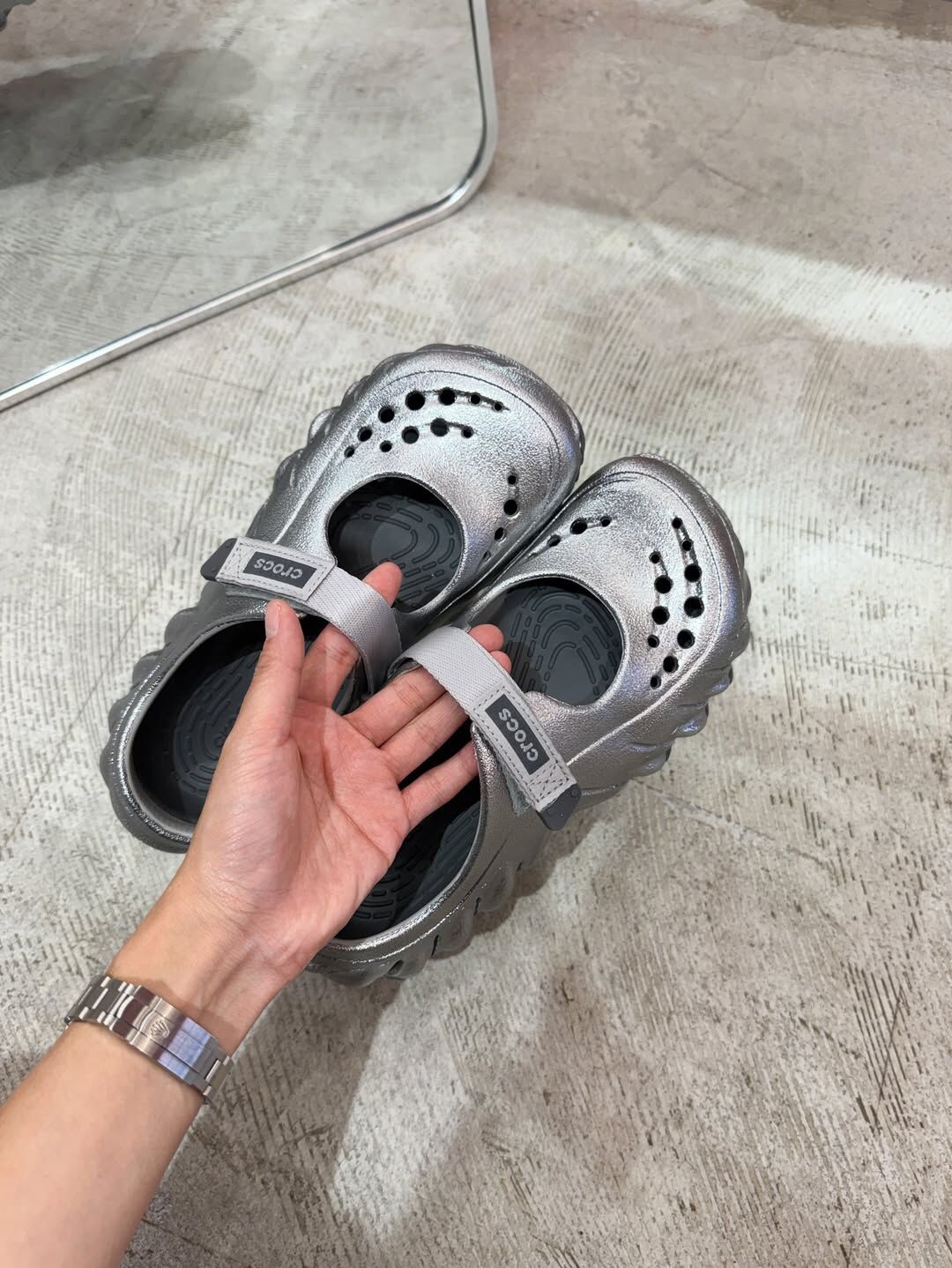Crocs Echo Mary Jane Metal Sport 日本新款 銀色 液態銀 防水 洞洞鞋 214110-1FS