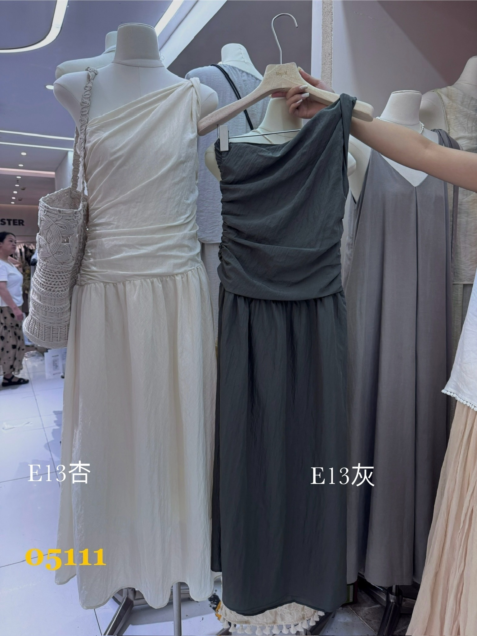 𝗠𝗮𝘆.𝟯𝟭/E13-斜肩抓皺長洋裝(兩色)