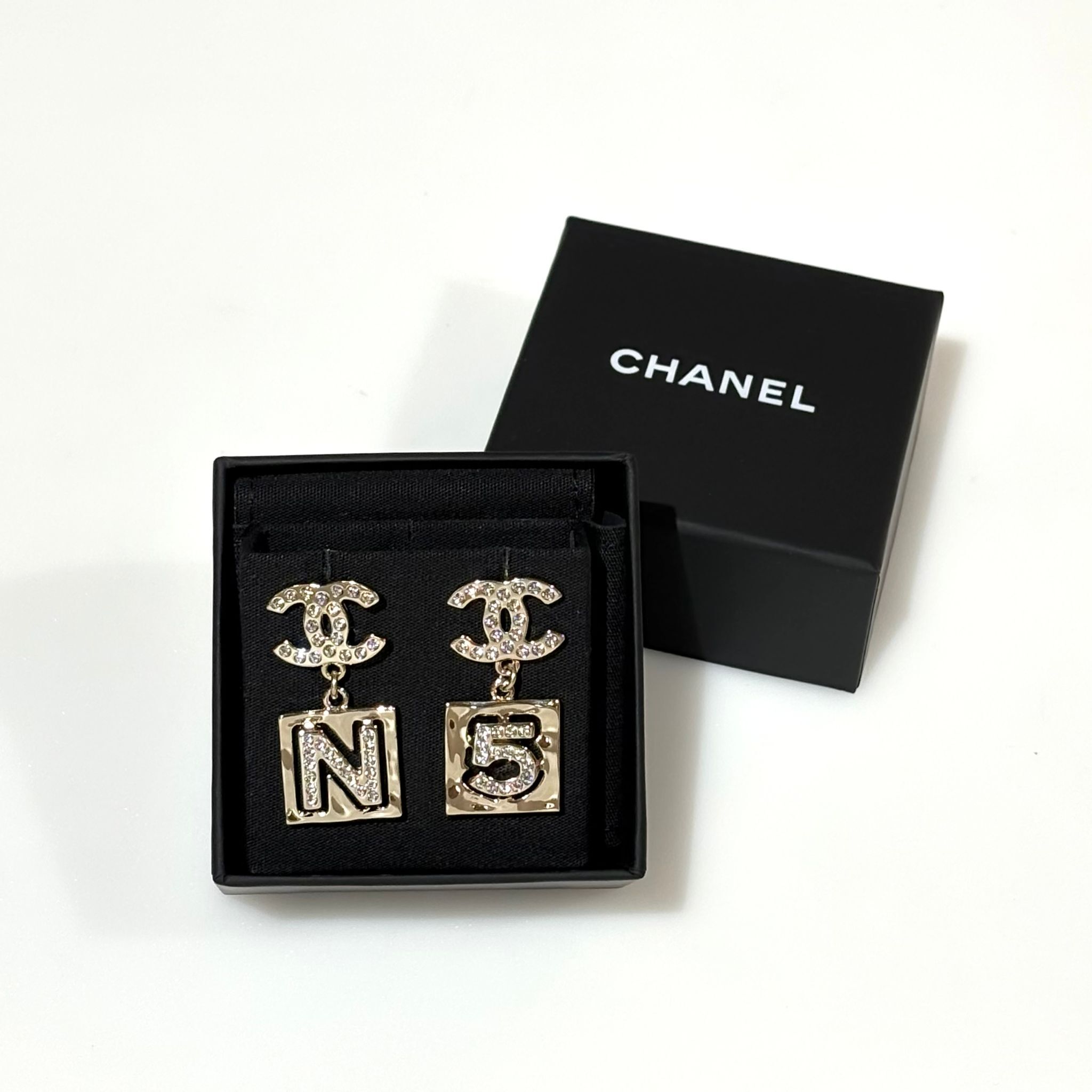 全新CHANEL EARRINGS, AB7930  2 x 3.5cm, No. 5 香水紀念耳環, 雙C Logo淡金色 #BRAND NEW #香榭站正品