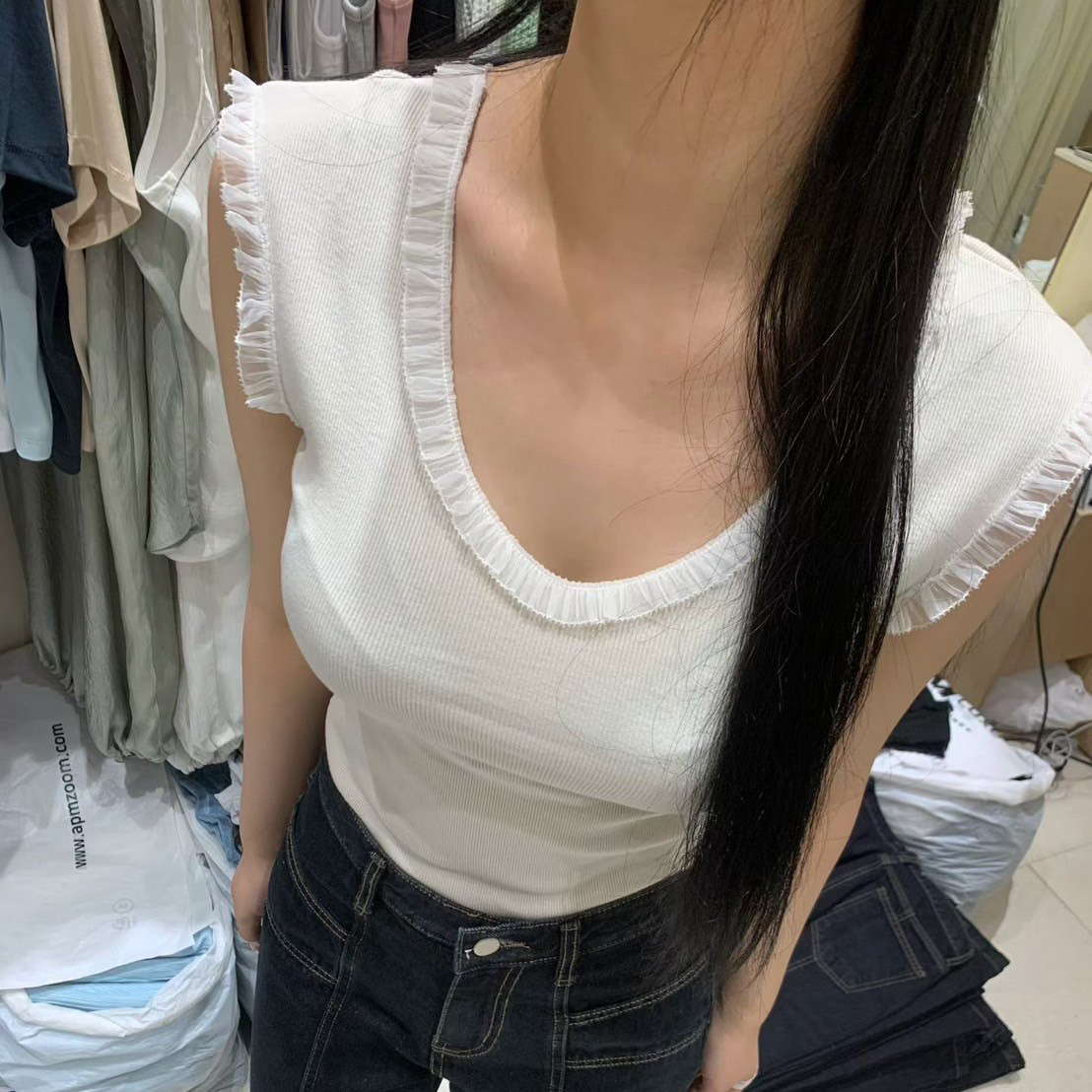 可愛小荷葉滾邊V領彈力背心上衣 / 2色