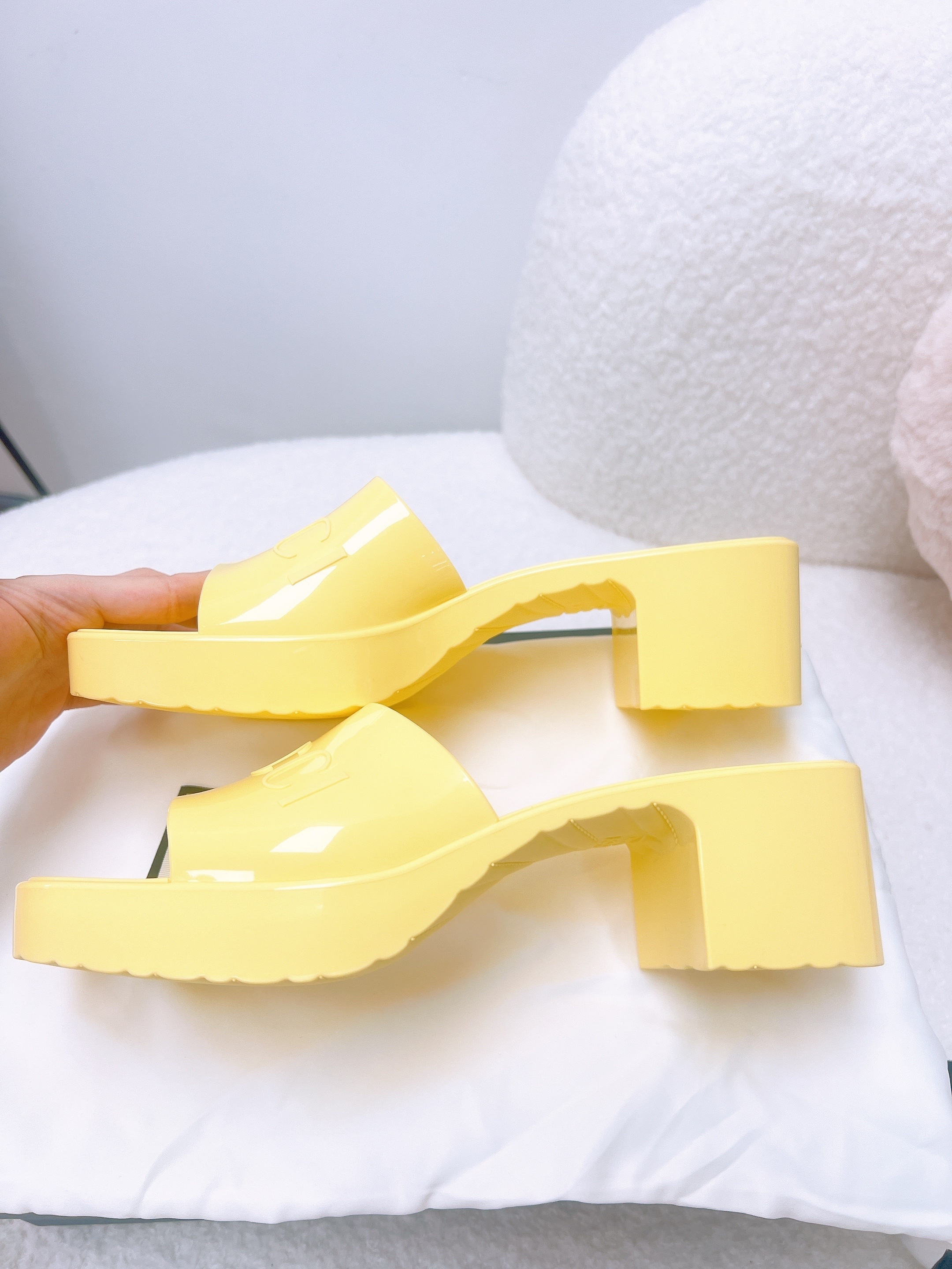 *Unused* (size 38) Gucci yellow jelly sandals