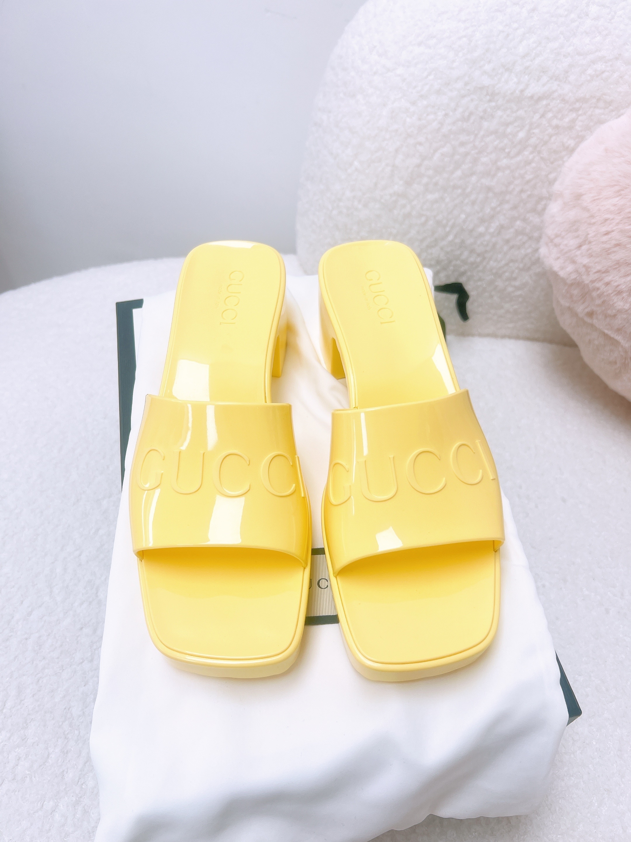 *Unused* (size 38) Gucci yellow jelly sandals