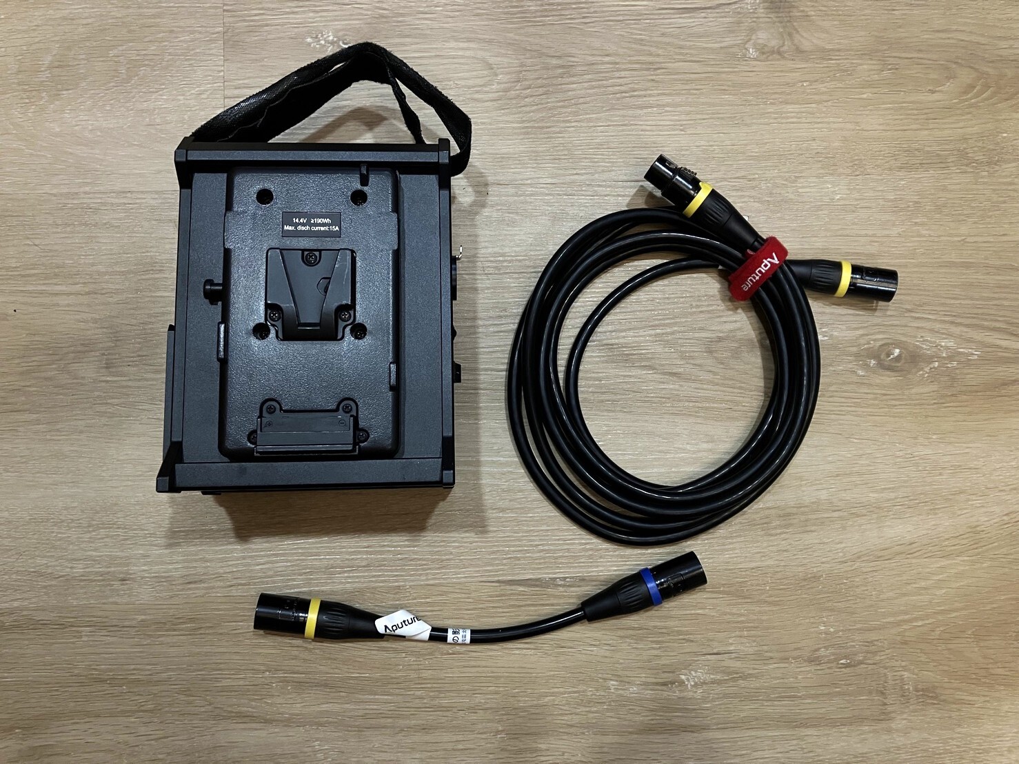 ［二手出清］Aputure 2-Bay V掛供電箱 48V 學長影視