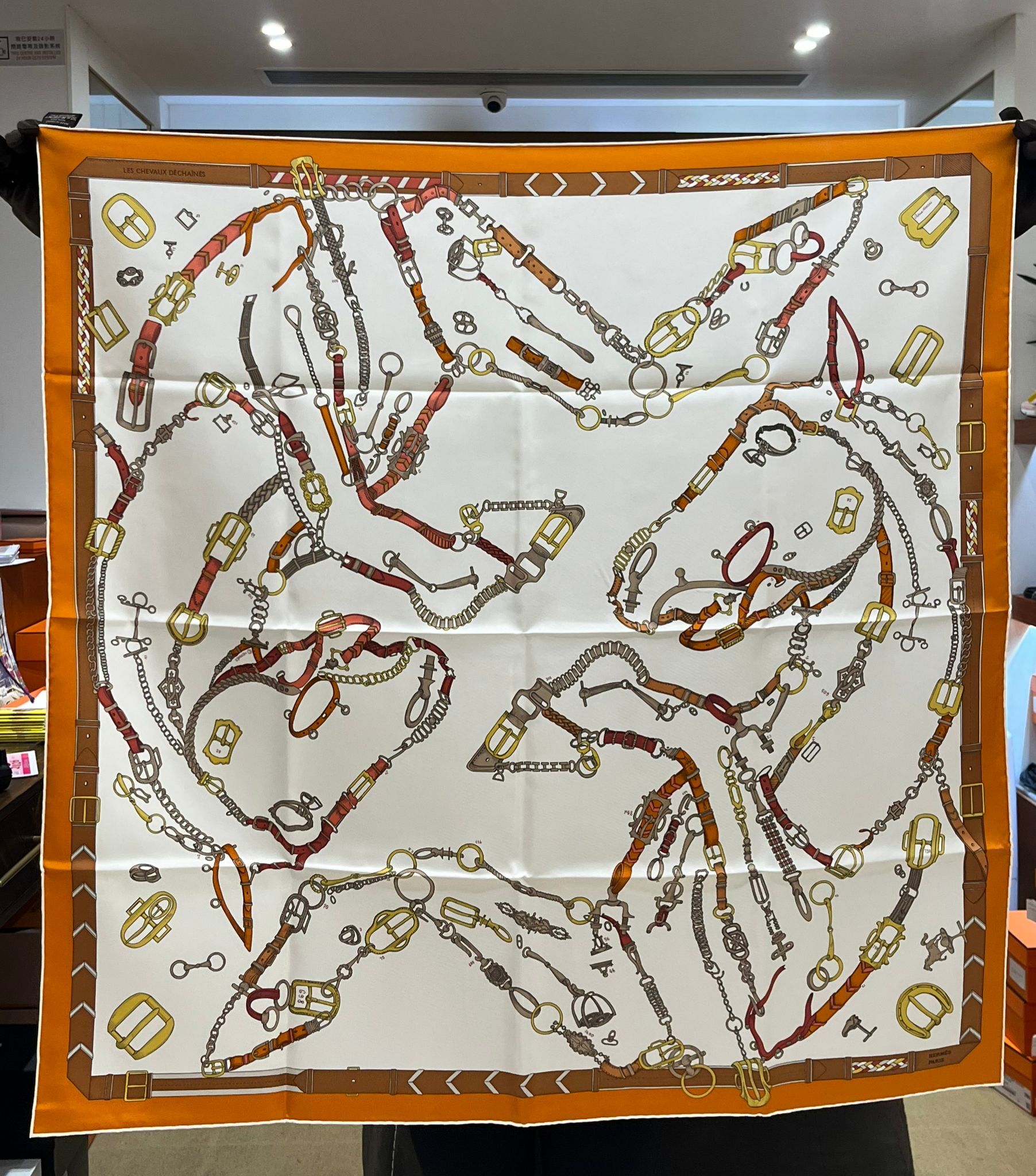 Les Chevaux Dechaines scarf 90 100%soie Crème / Orange Cuit / Brun
