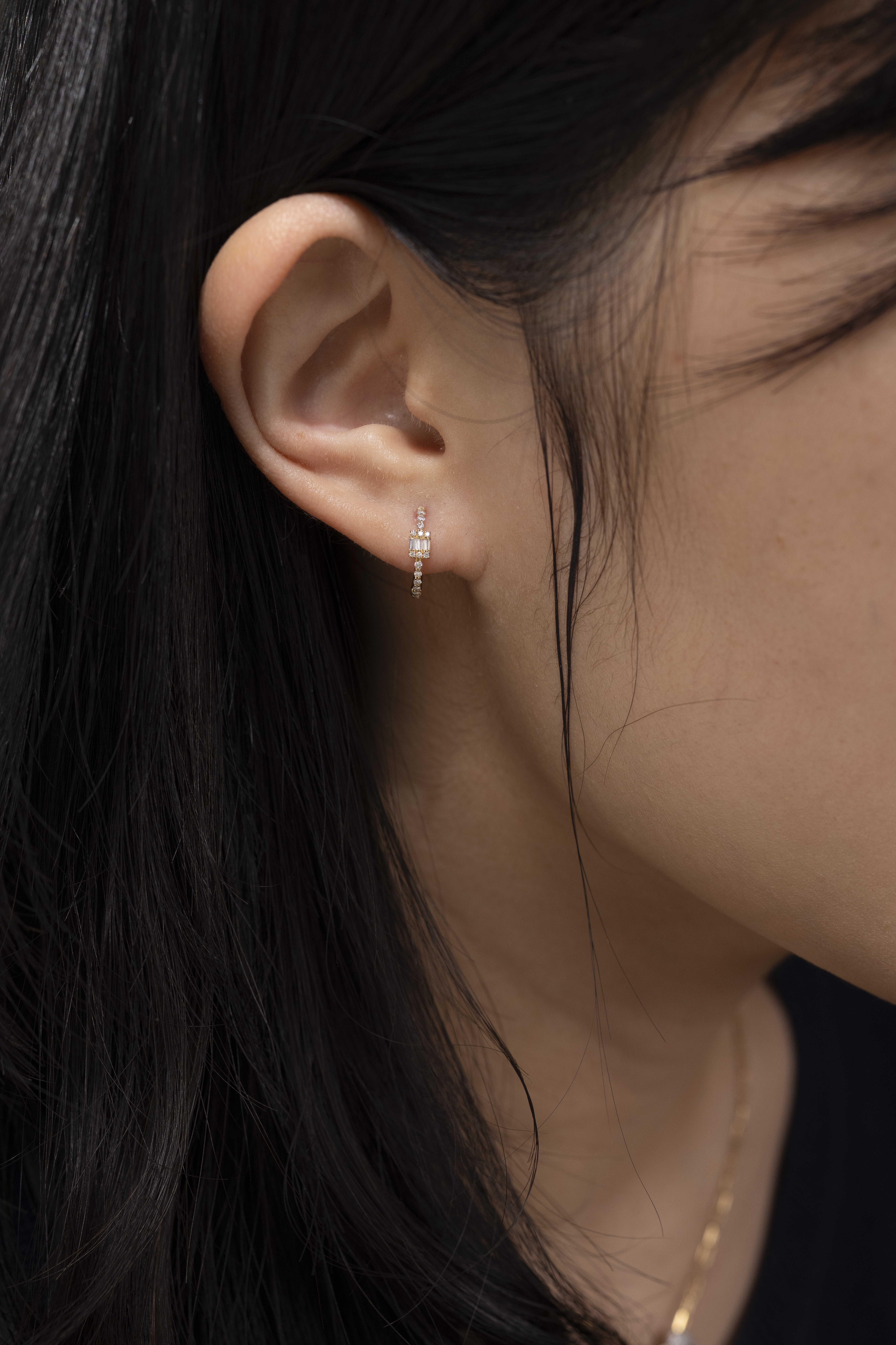 18K Tapered 鑽石圈圈耳環