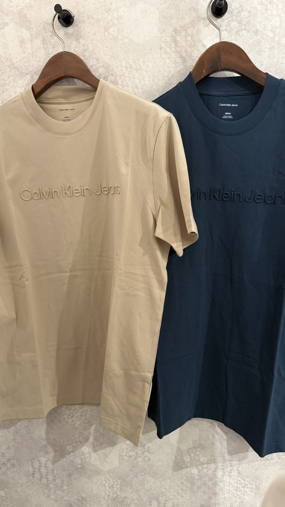 Calvin Klein CK 立體浮雕鋼印字母 短袖上衣 短T
