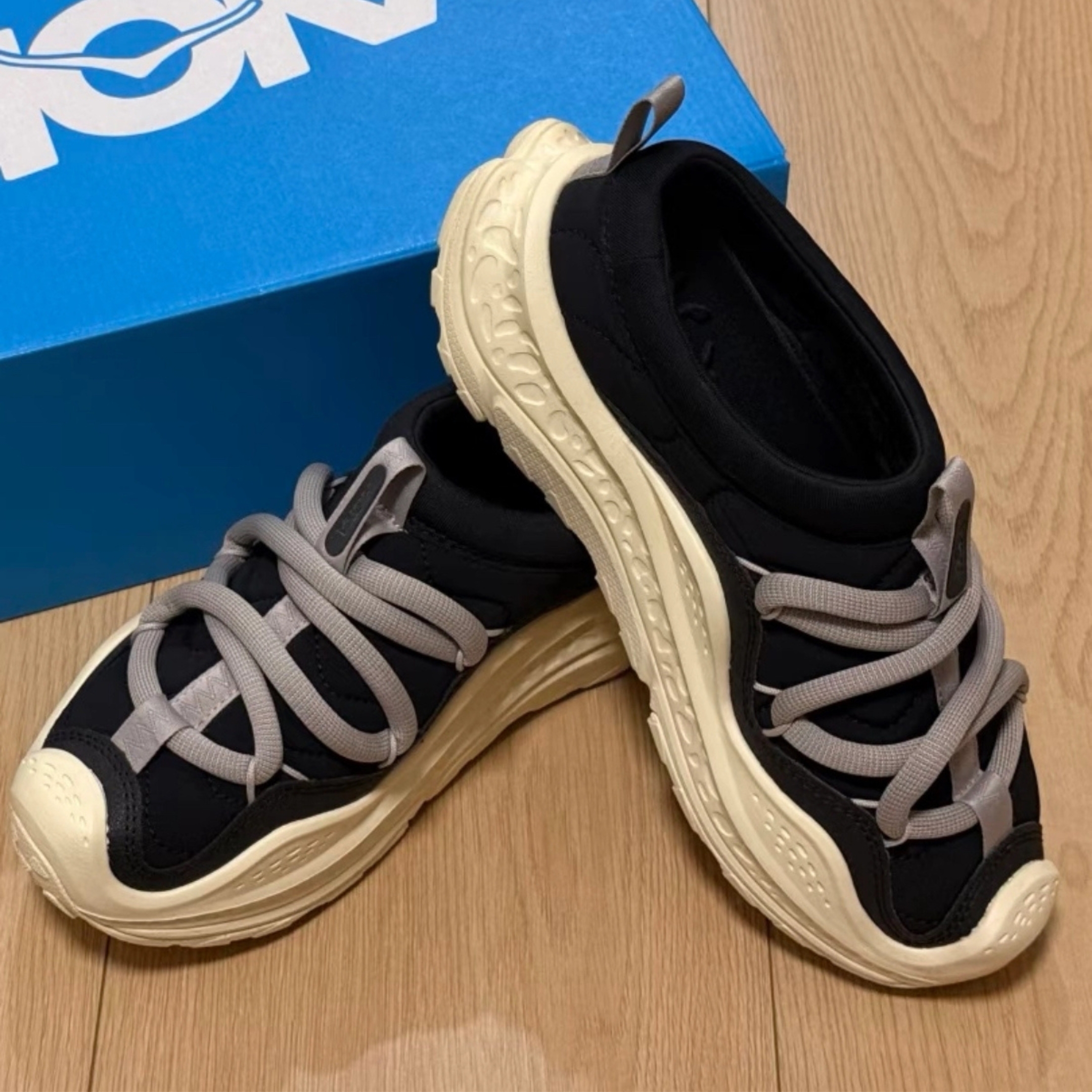 NICEDAY 代購 HOKA ONE ONE ORA PRIMO 奶油 黑 復古 懶人鞋 拖鞋 舒適 毛毛蟲 1141570-BCKV