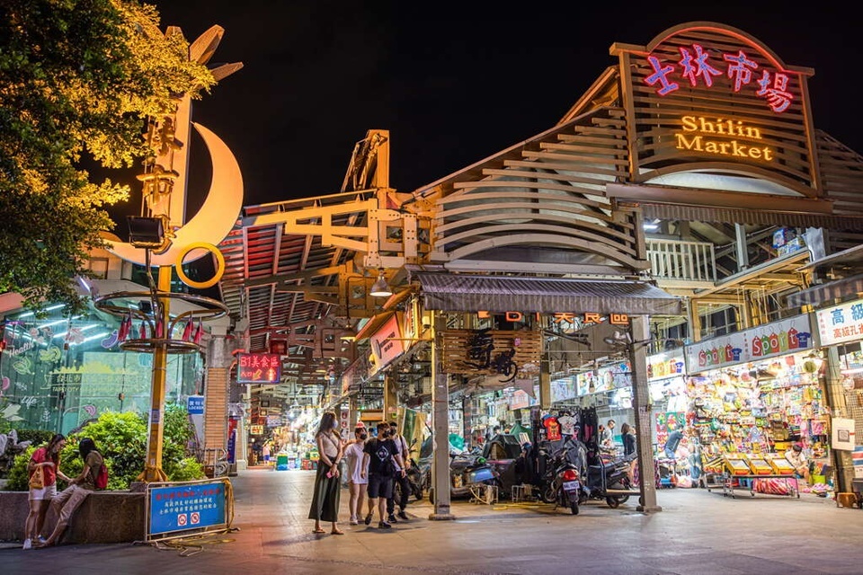 去台灣旅遊點少得夜市,其中士林夜市就係最出名。