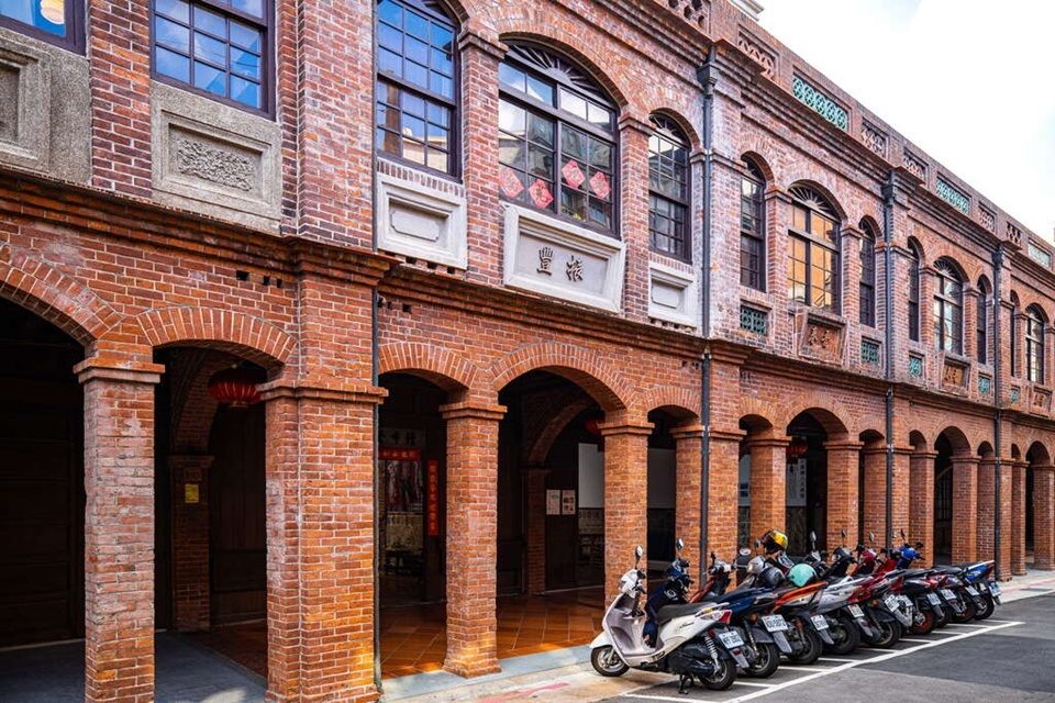 大稻埕係台北少數仲保留濃厚舊城氣氛嘅地方,兩旁街屋保留了閩南式與巴洛克混合的建築風格,去台灣旅遊一定要去睇下。