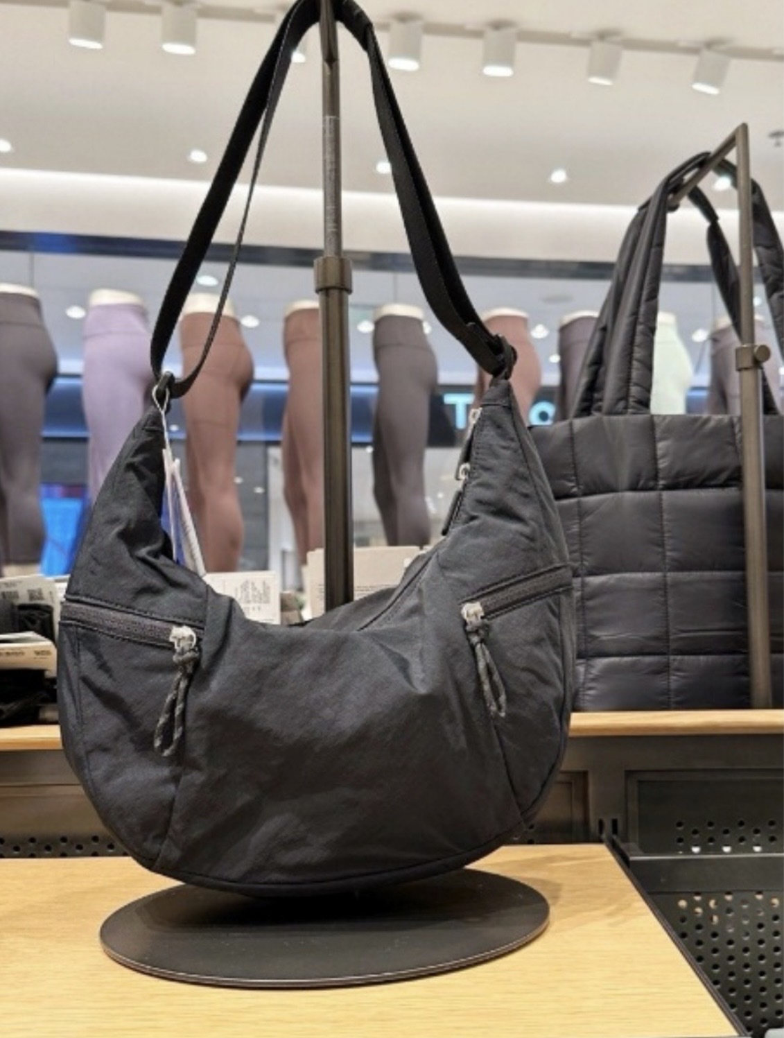 Lululemon Slouchy Sling Bag 6L (此為預訂商品，如同一訂單中有其他現貨商品，現貨商品會安排先行寄出。)