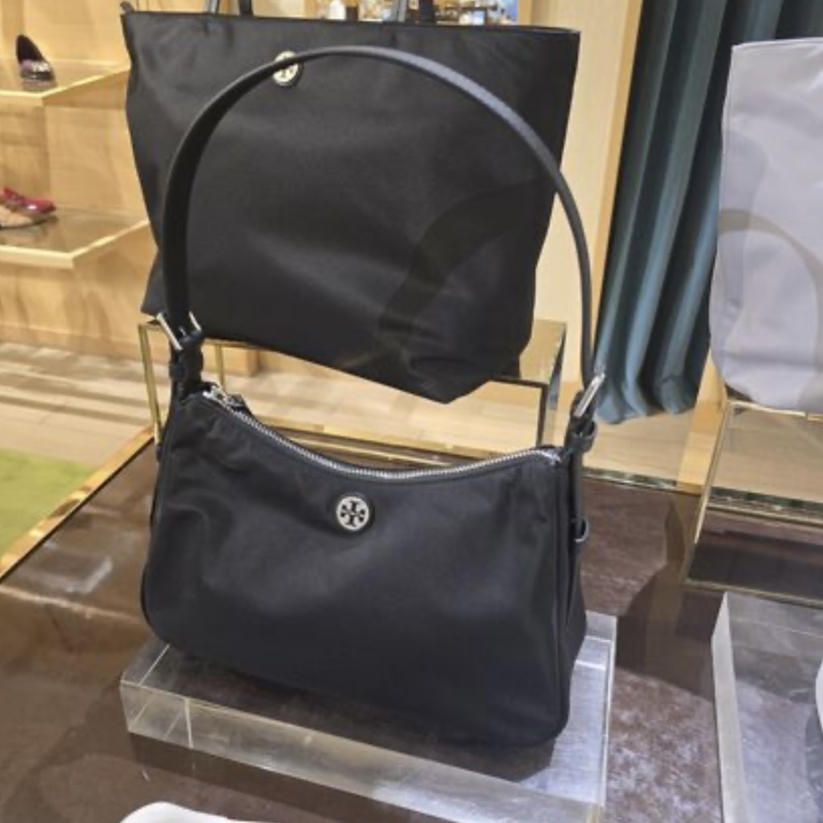 Tory Burch Nylon Shoulder Bag (此為預訂商品，如同一訂單中有其他現貨商品，現貨商品會安排先行寄出。)