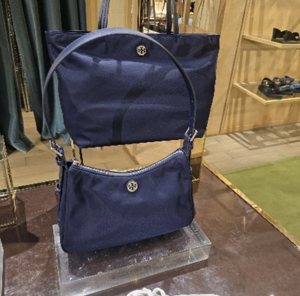 Tory Burch Nylon Shoulder Bag (此為預訂商品，如同一訂單中有其他現貨商品，現貨商品會安排先行寄出。)