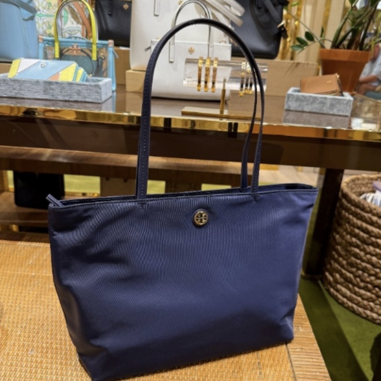 Tory Burch Nylon Shoulder Bag (此為預訂商品，如同一訂單中有其他現貨商品，現貨商品會安排先行寄出。)