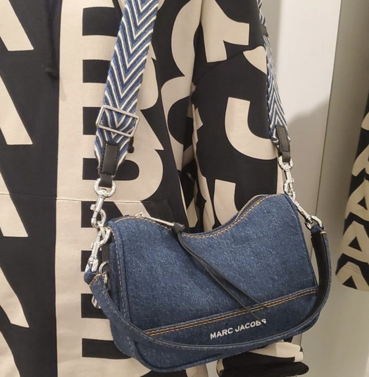 Marc Jacobs Drifter Shoulder Bag In Denim (此為預訂商品，如同一訂單中有其他現貨商品，現貨商品會安排先行寄出。)