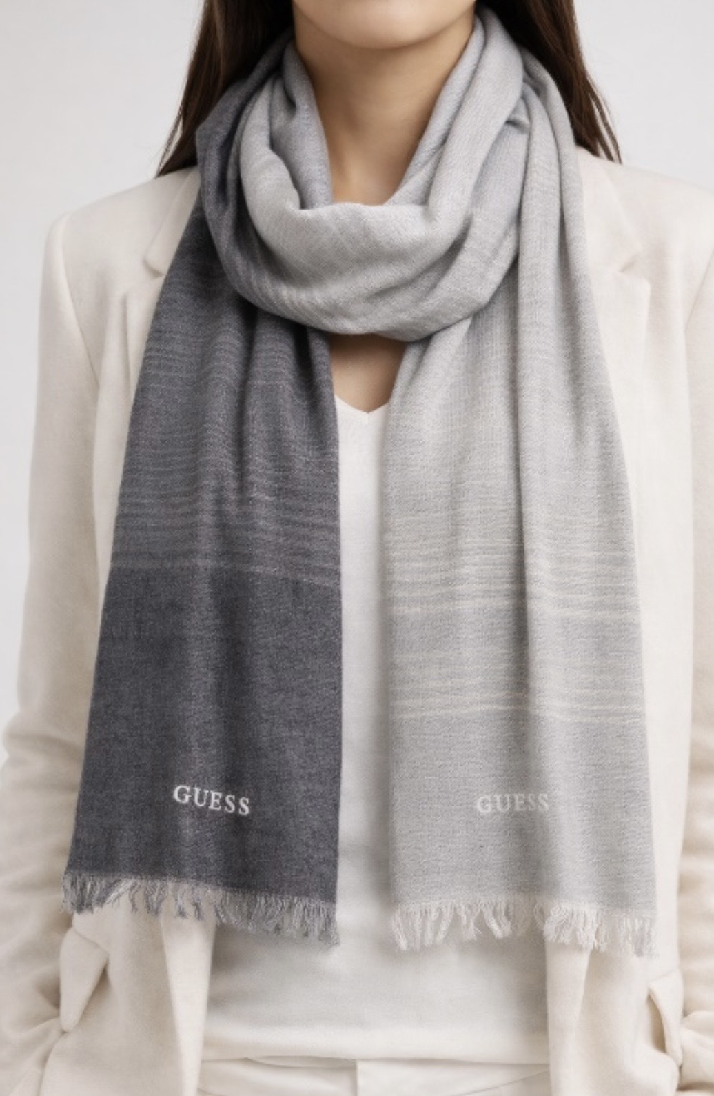 Guess Gradient Scarf (此為預訂商品，如同一訂單中有其他現貨商品，現貨商品會安排先行寄出。)